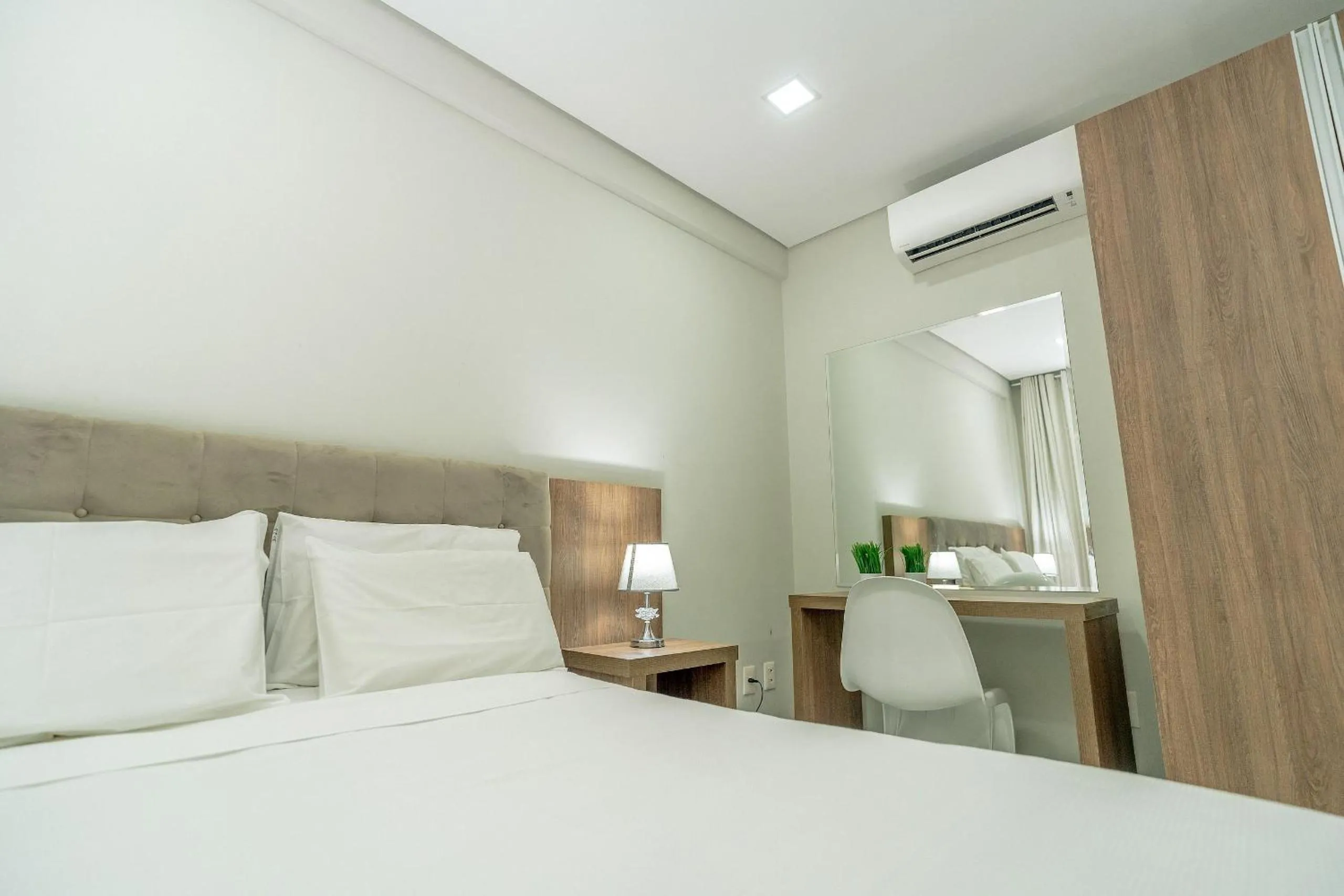 Bedroom, Bed in Flat Ile de Pipa Premium Maui by Qavi