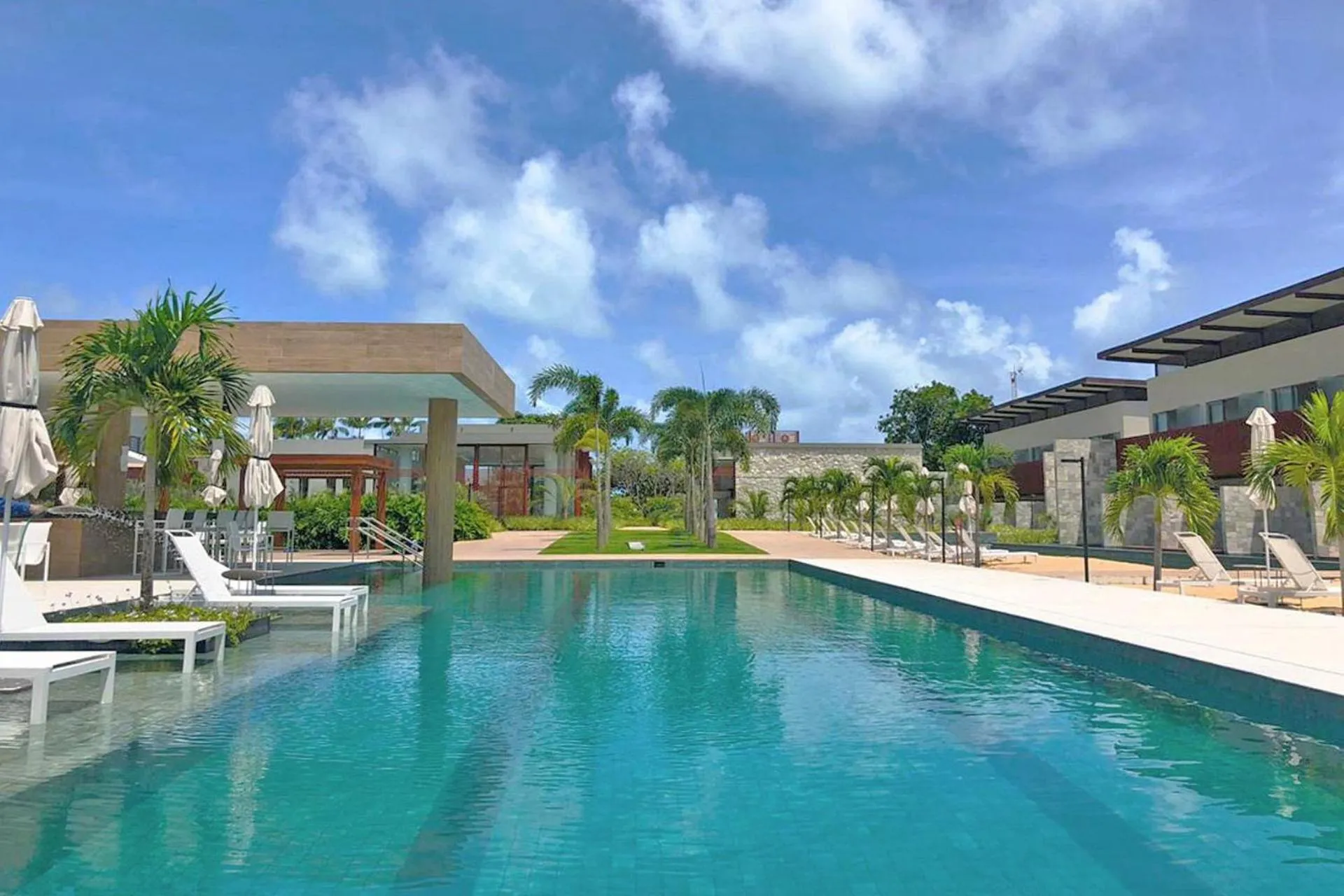 Swimming pool in Flat Ile de Pipa Premium Maui by Qavi