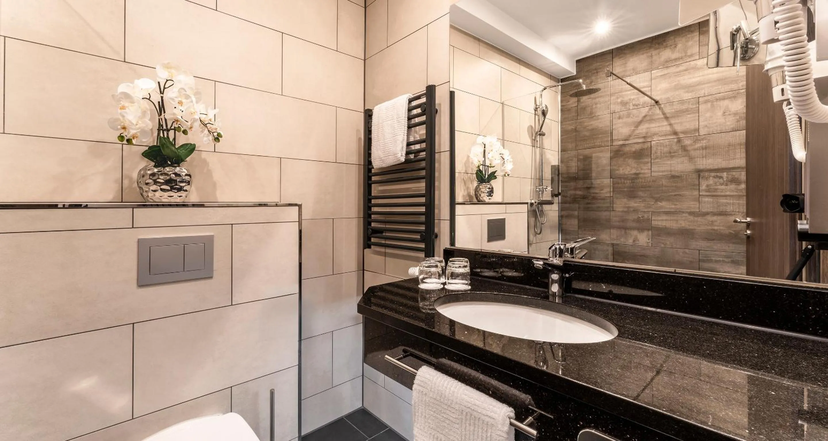 Shower in PLAZA Premium Parkhotel Norderstedt