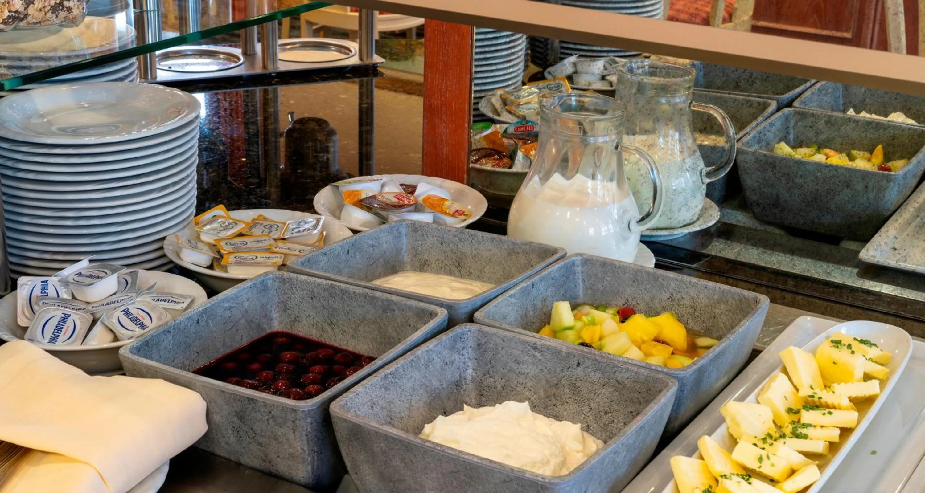 Buffet breakfast in PLAZA Premium Parkhotel Norderstedt