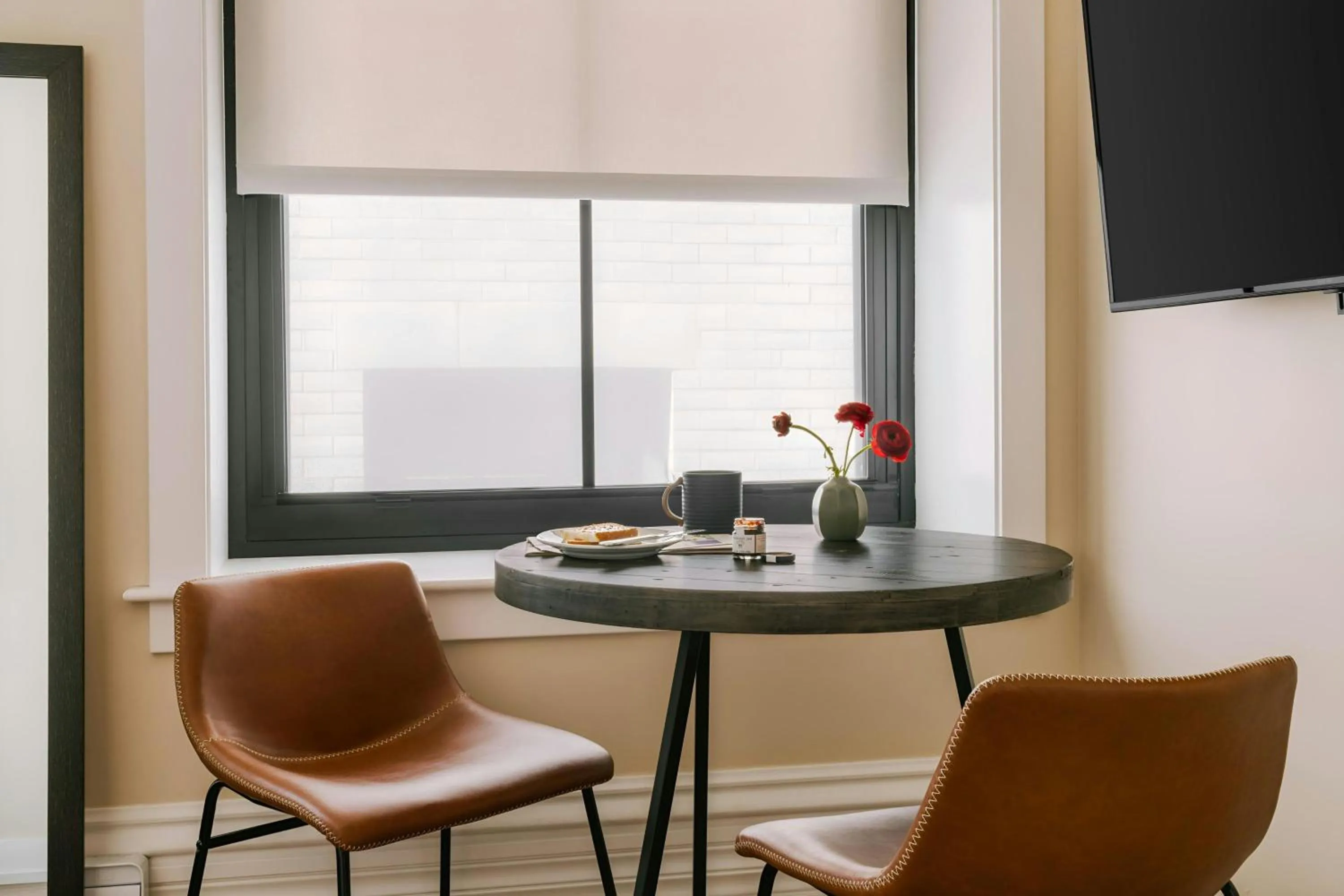 Photo of the whole room in Sonder by Marriott Bonvoy Jewelers Row Apartments Millenium Park