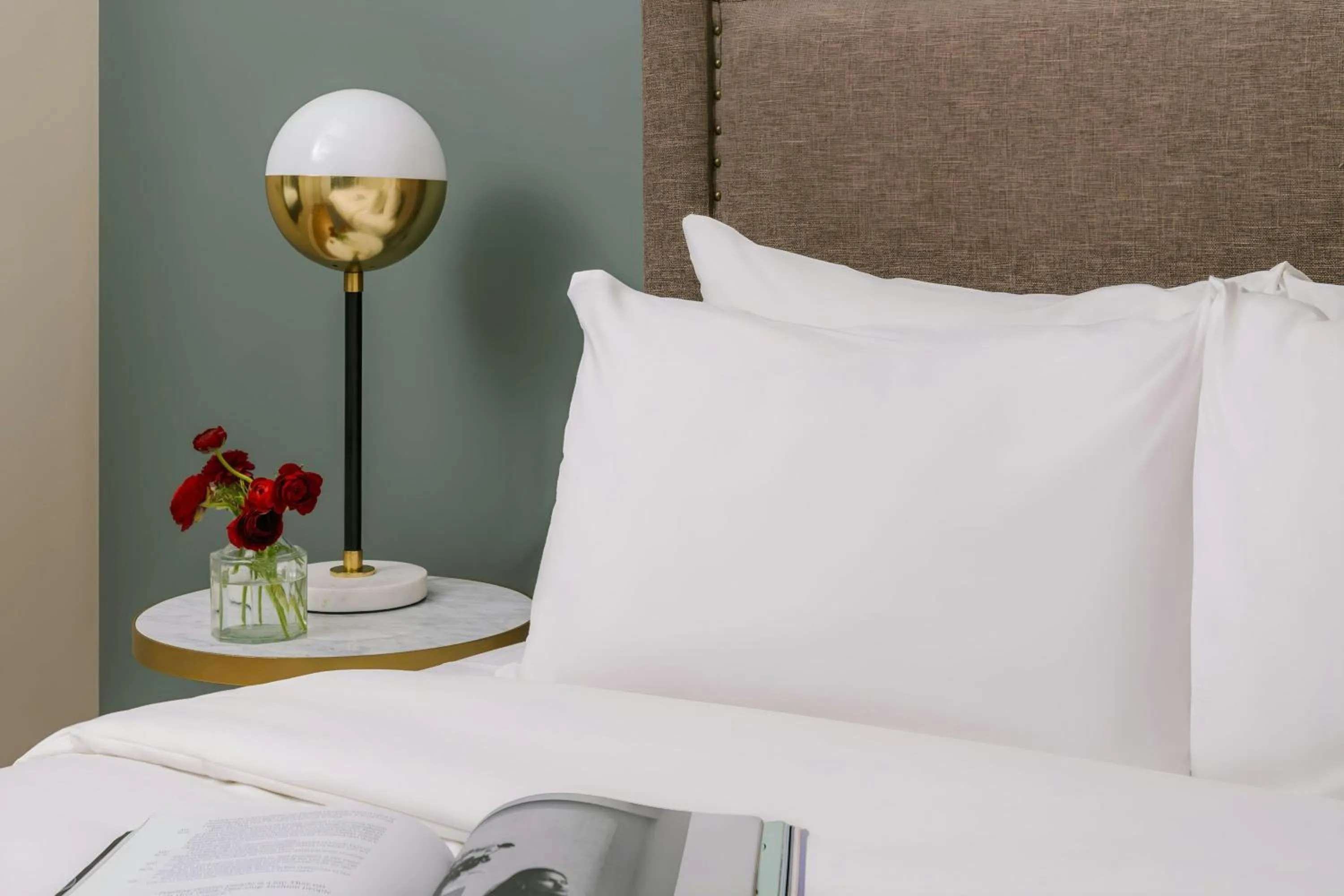 Bedroom, Bed in Sonder by Marriott Bonvoy Jewelers Row Apartments Millenium Park