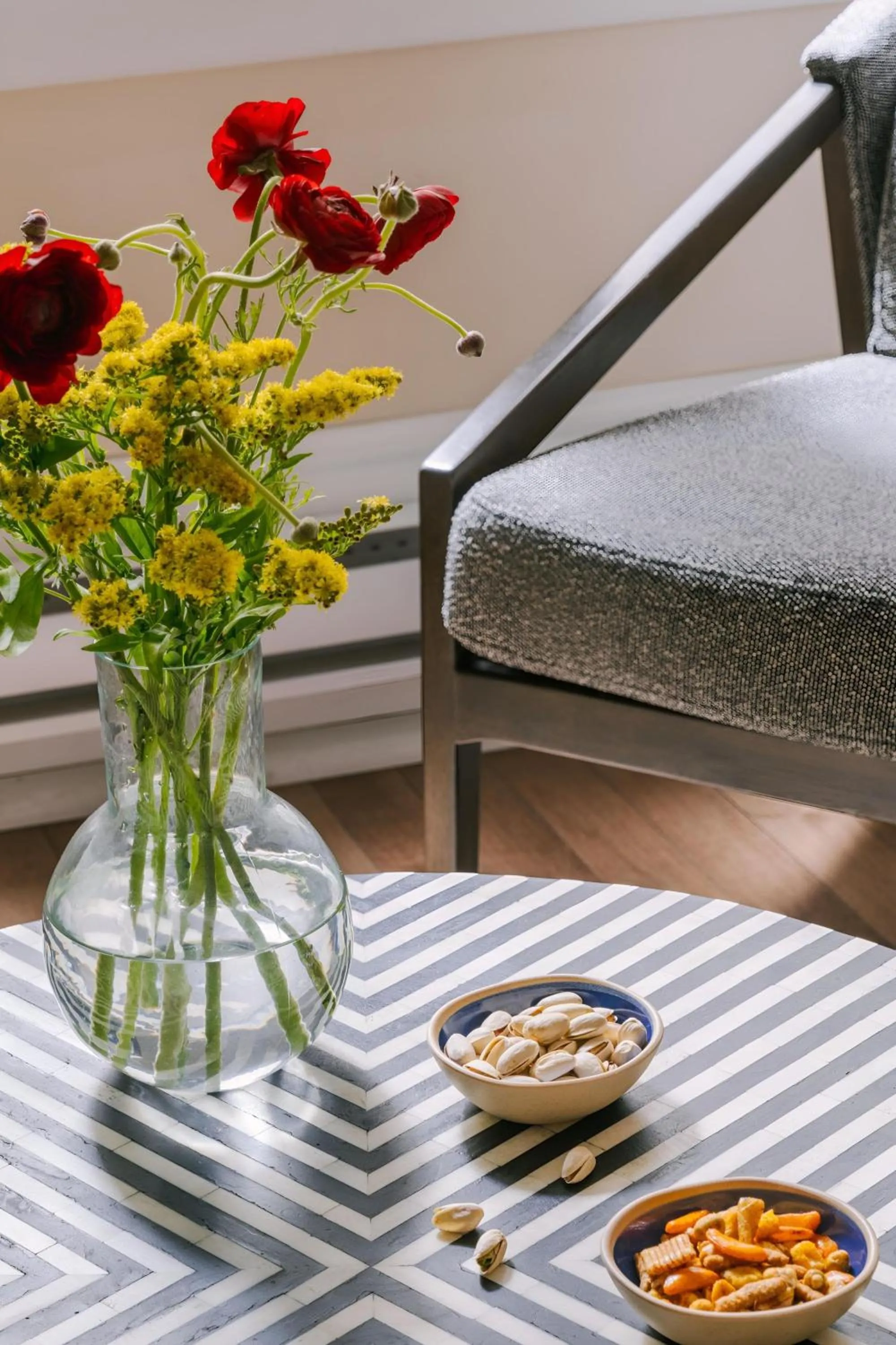 Living room in Sonder by Marriott Bonvoy Jewelers Row Apartments Millenium Park