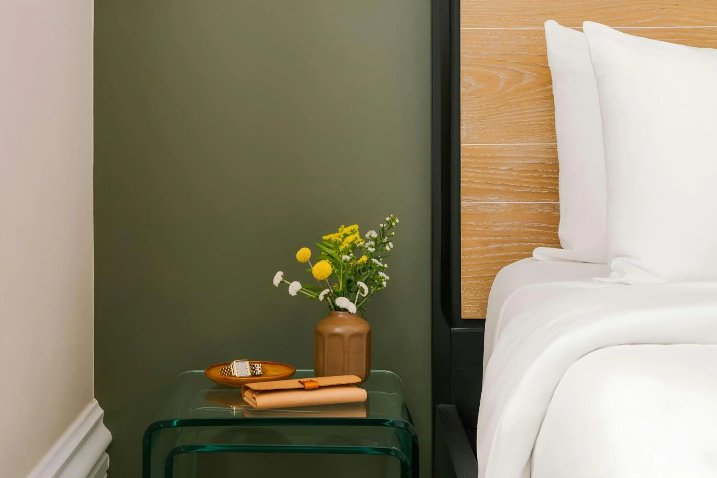 Bedroom, Bed in Sonder by Marriott Bonvoy Jewelers Row Apartments Millenium Park