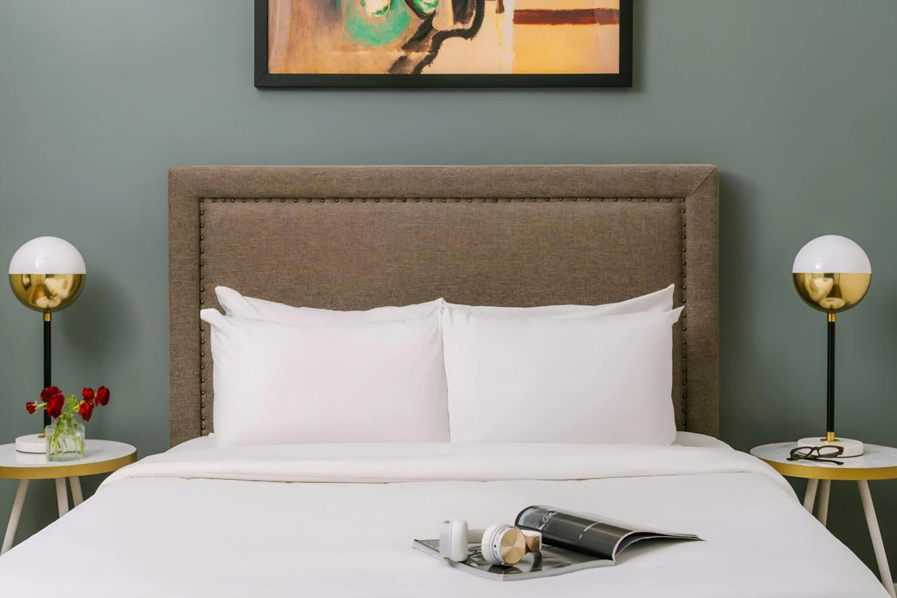 Bedroom, Bed in Sonder by Marriott Bonvoy Jewelers Row Apartments Millenium Park