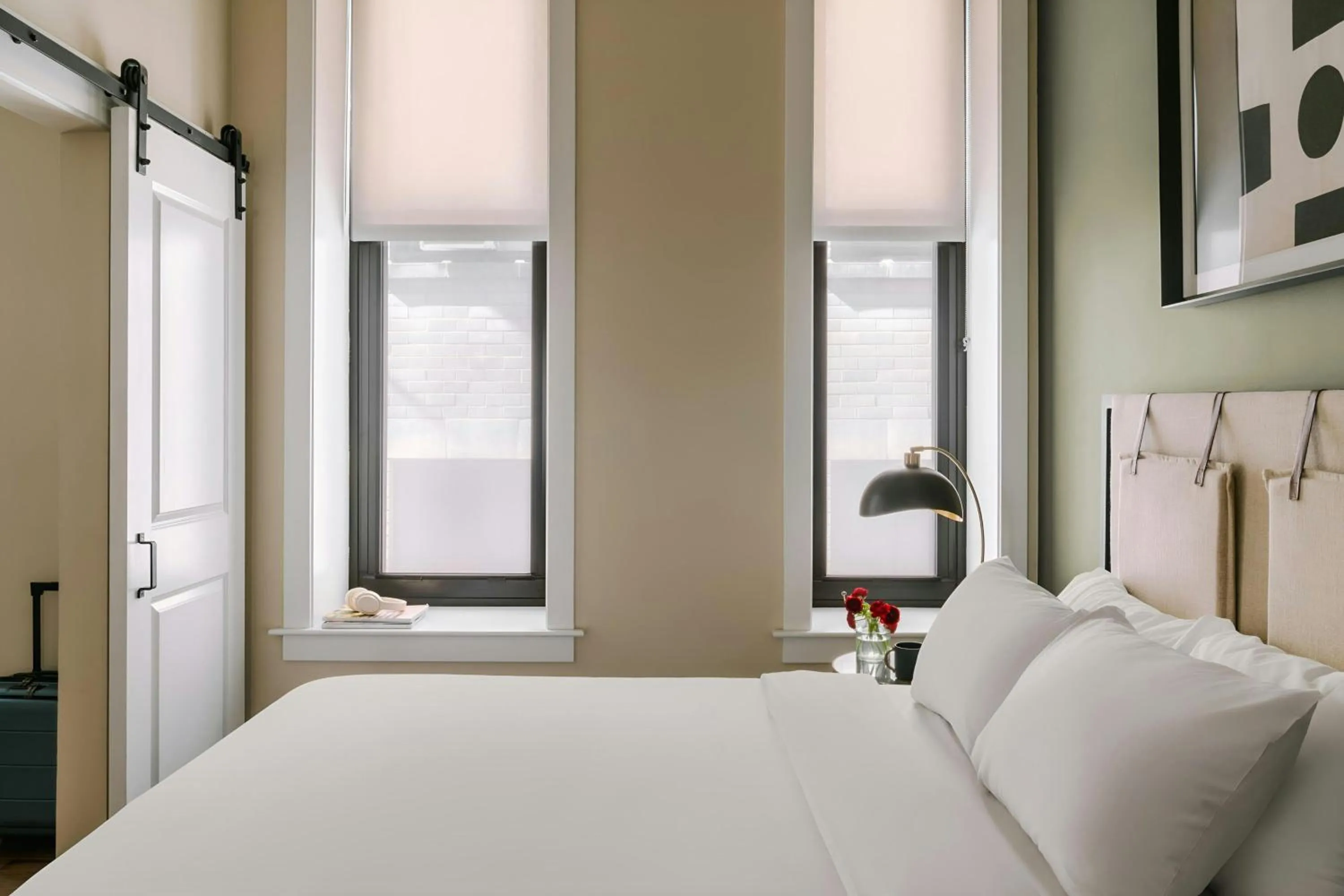 Bedroom, Bed in Sonder by Marriott Bonvoy Jewelers Row Apartments Millenium Park