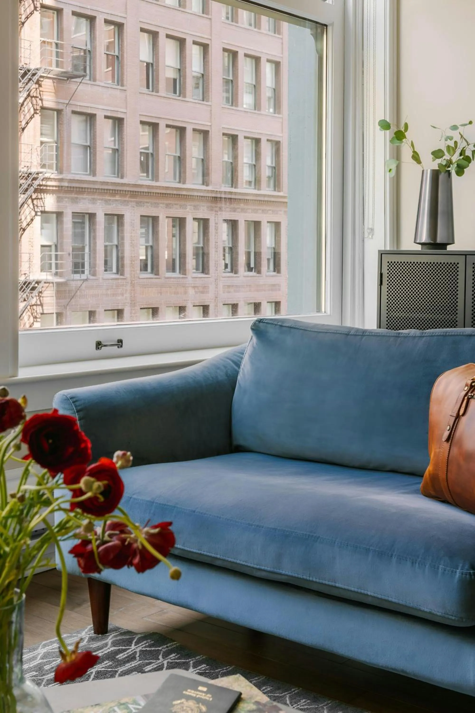 Living room in Sonder by Marriott Bonvoy Jewelers Row Apartments Millenium Park