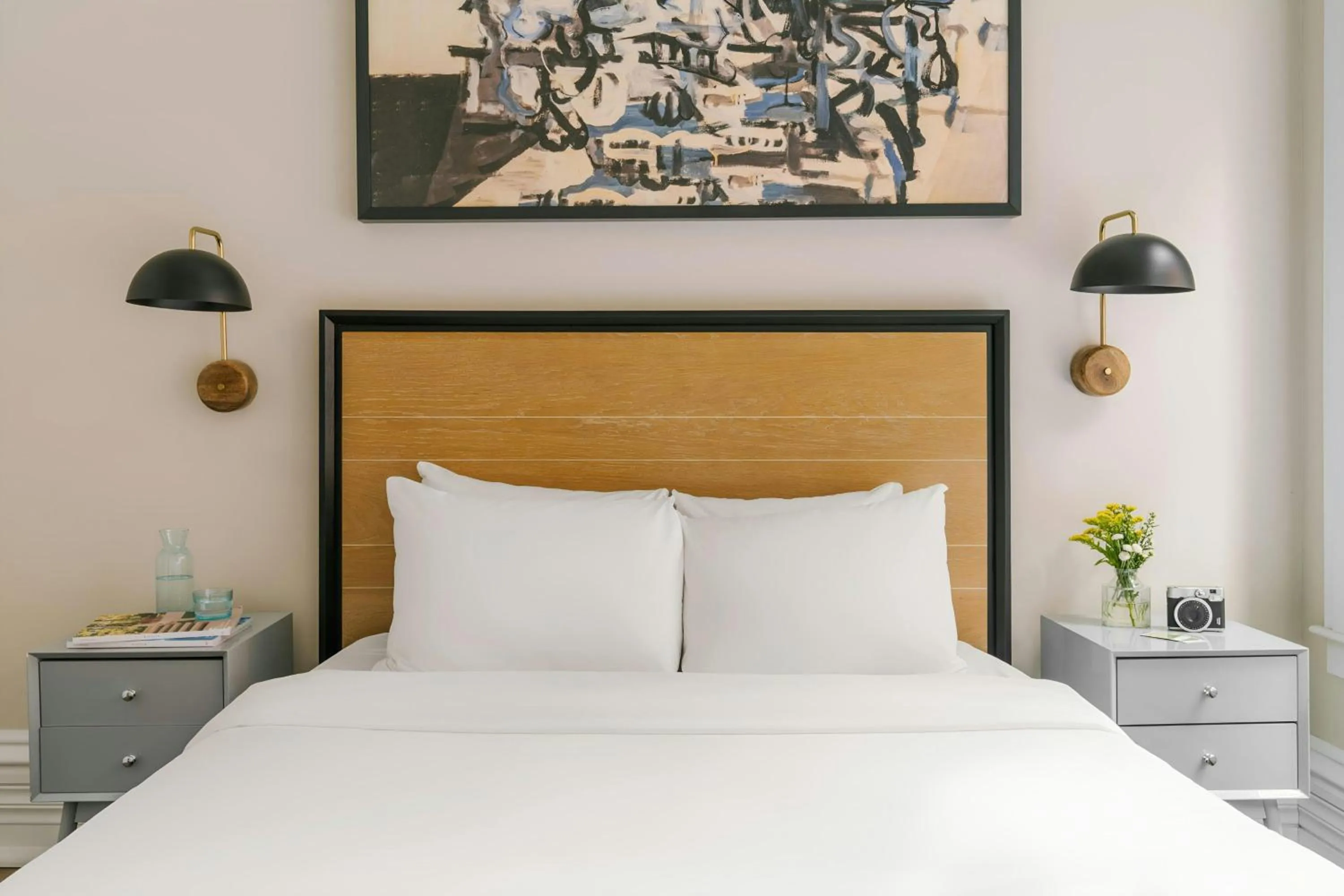 Bedroom, Bed in Sonder by Marriott Bonvoy Jewelers Row Apartments Millenium Park