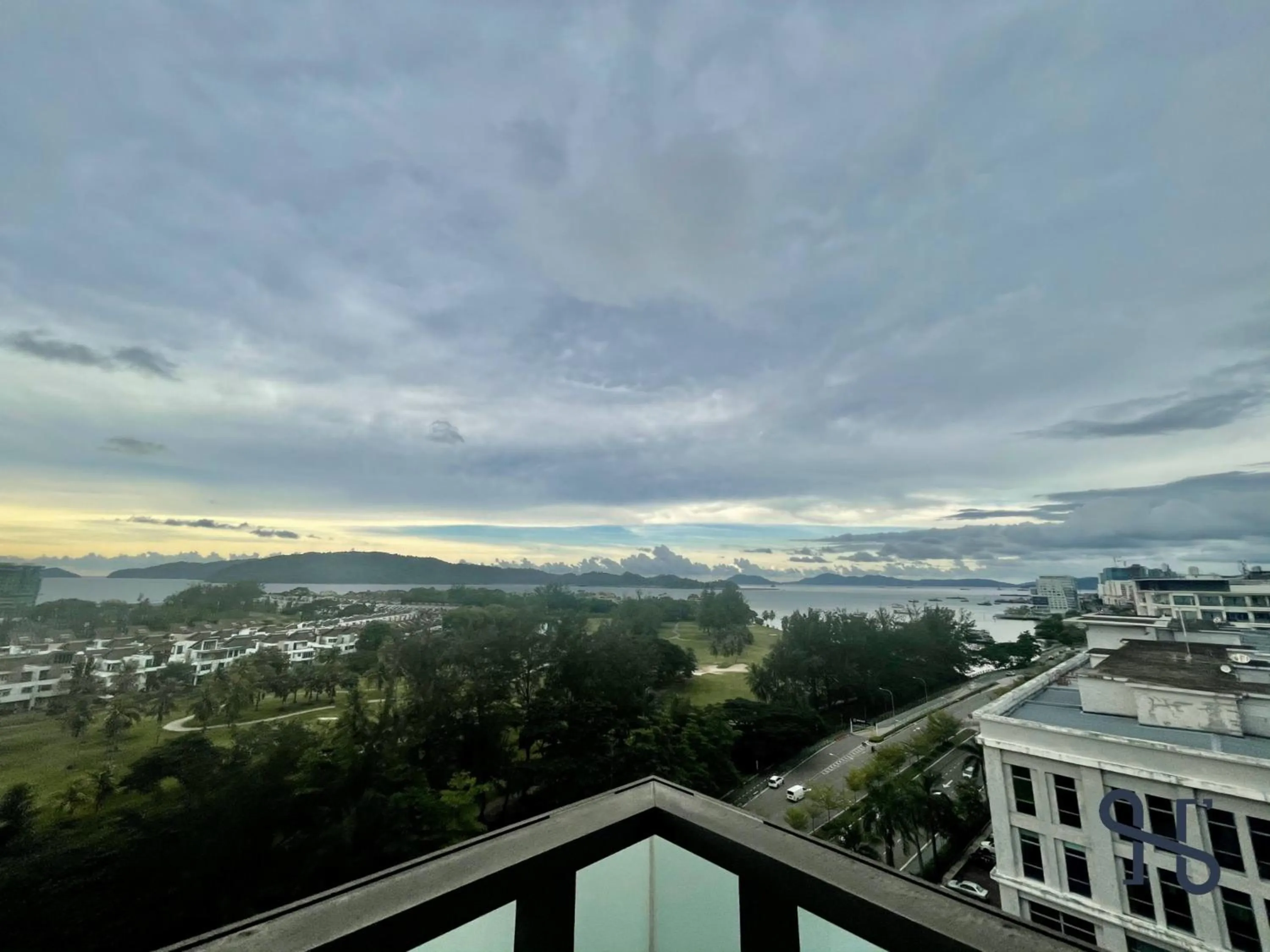 Balcony/Terrace in Homesuite' Home at Riverson Soho