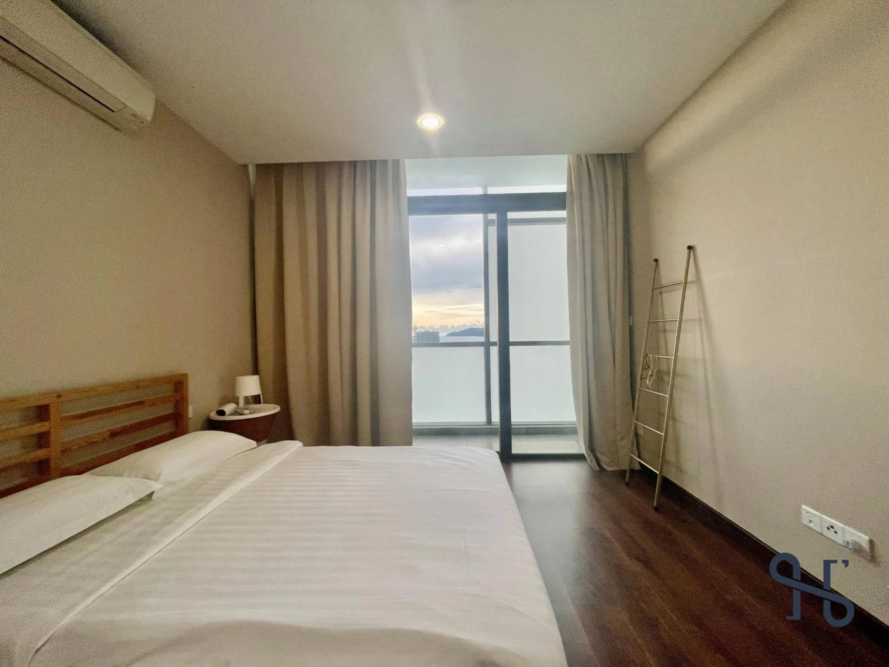 Bedroom, Bed in Homesuite' Home at Riverson Soho