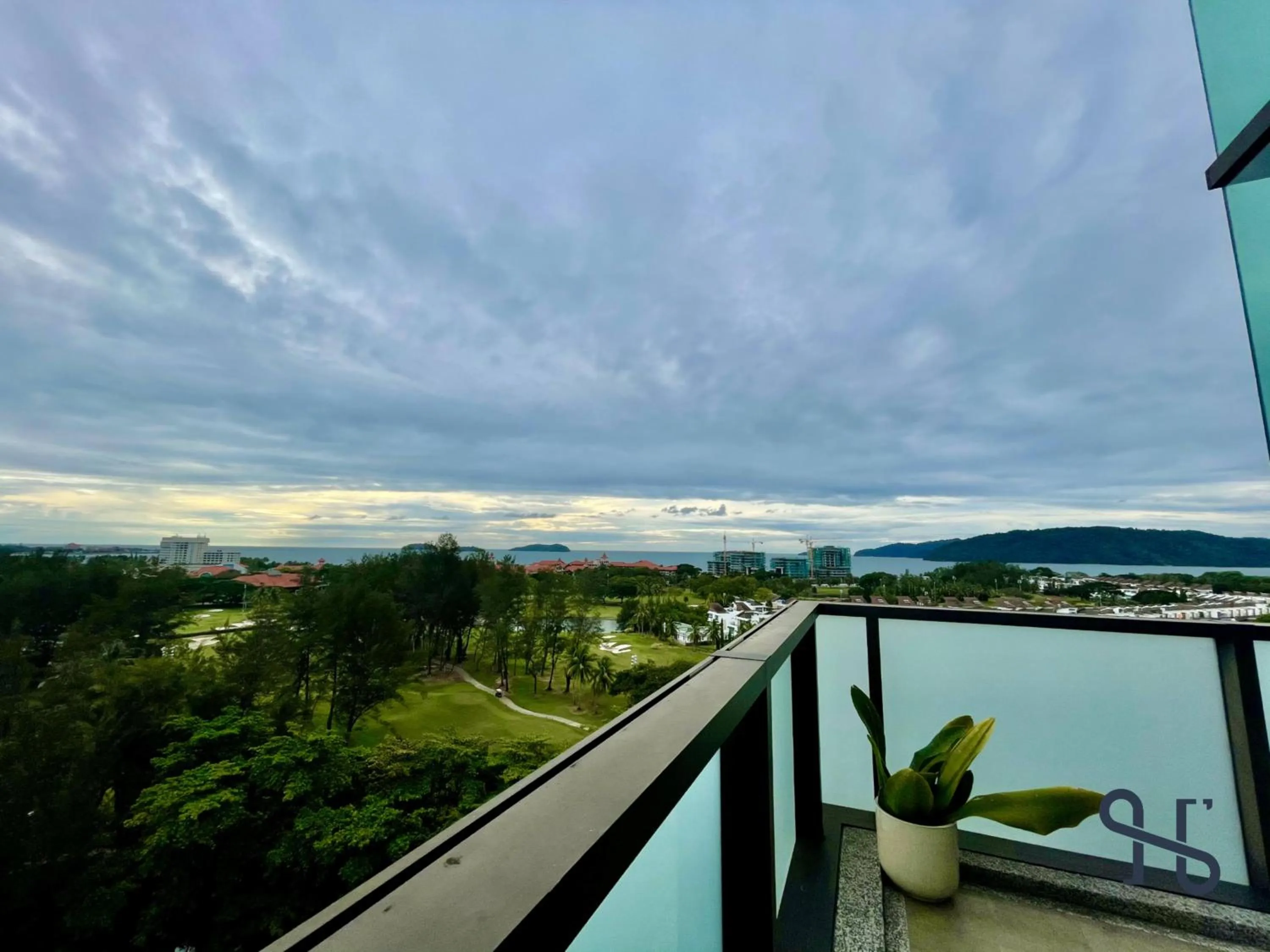 Balcony/Terrace in Homesuite' Home at Riverson Soho