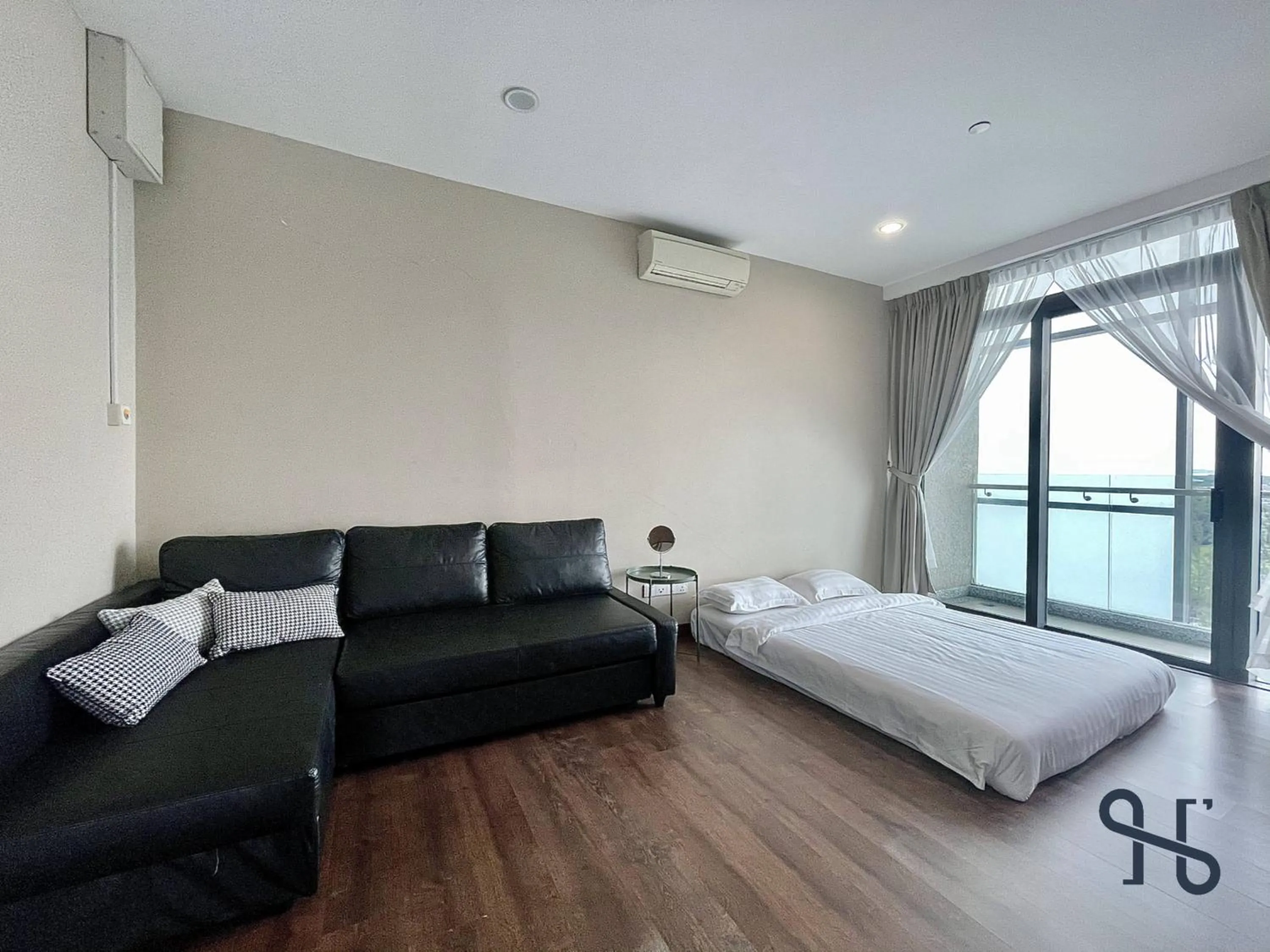 Photo of the whole room, Bed in Homesuite' Home at Riverson Soho