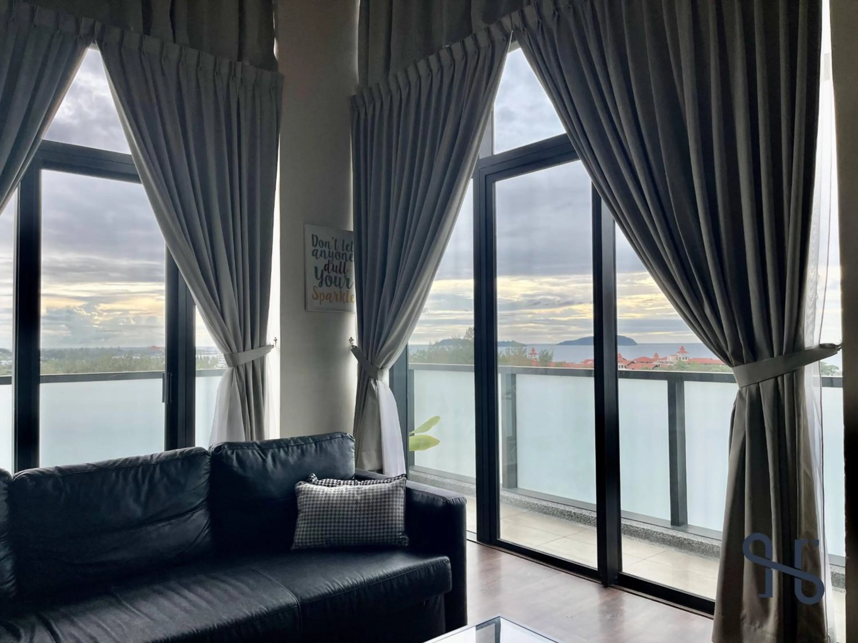 Living room in Homesuite' Home at Riverson Soho