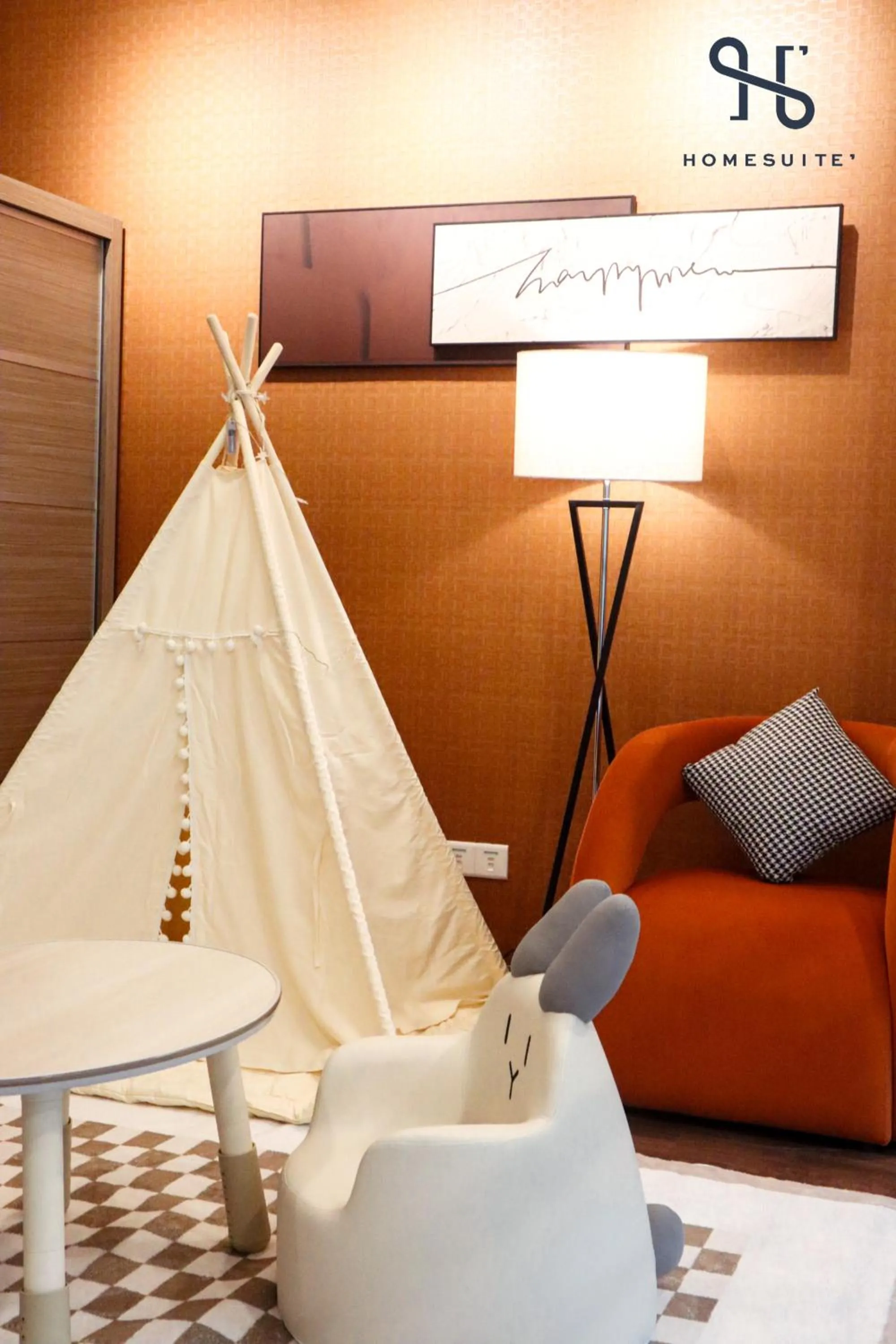 Living room, Bed in Homesuite' Home at Riverson Soho