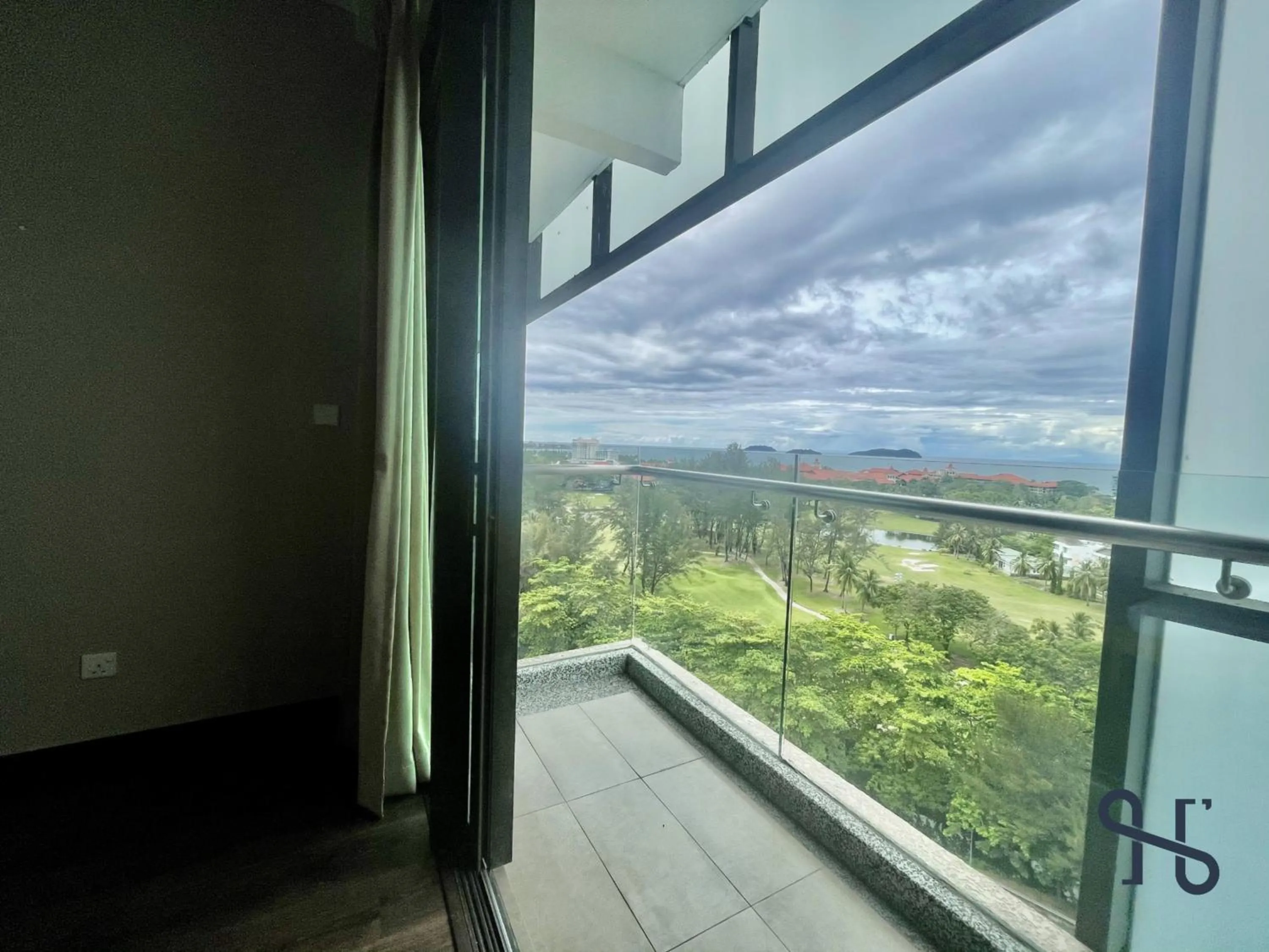 Balcony/Terrace in Homesuite' Home at Riverson Soho