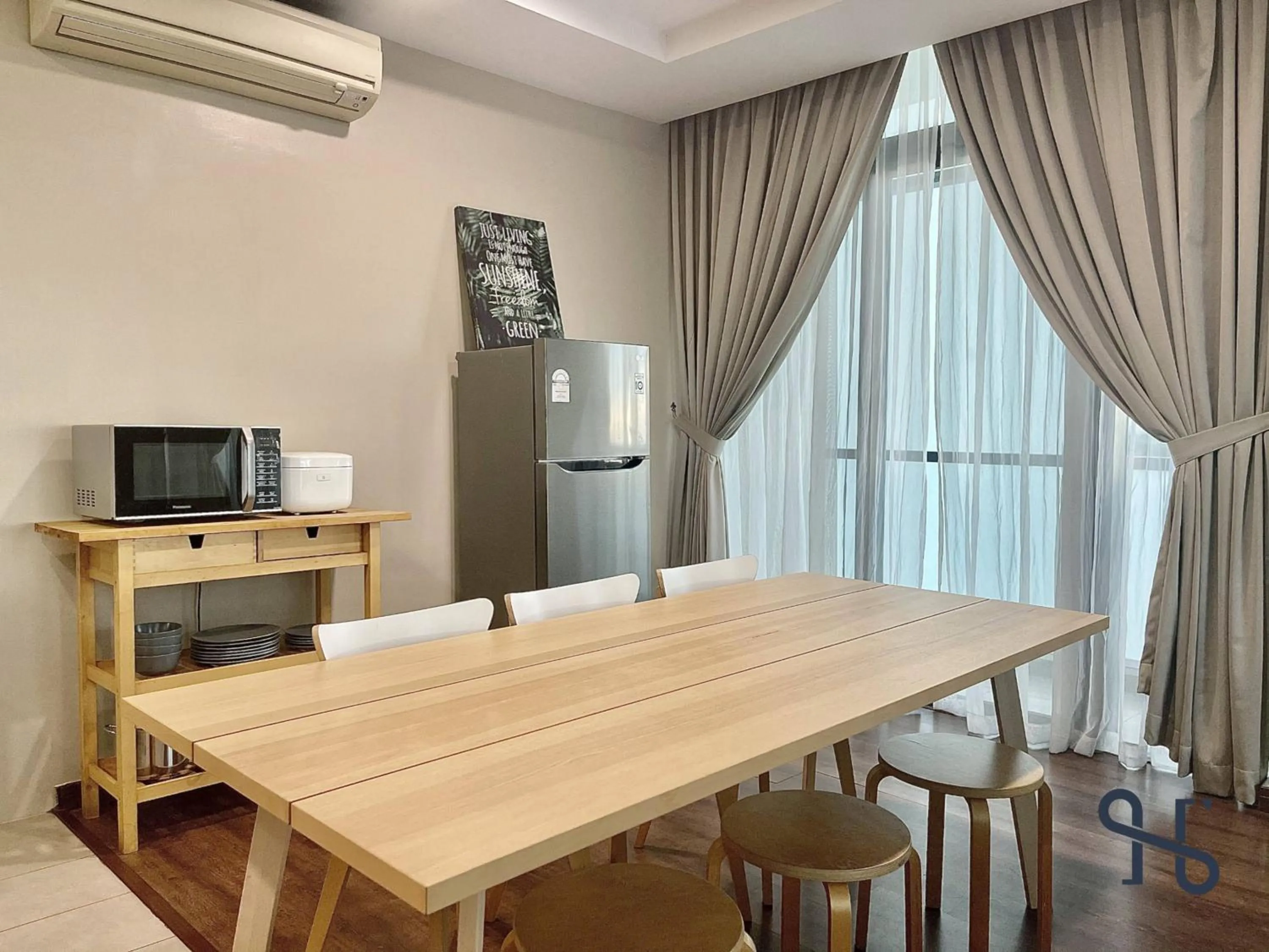 Dining area in Homesuite' Home at Riverson Soho