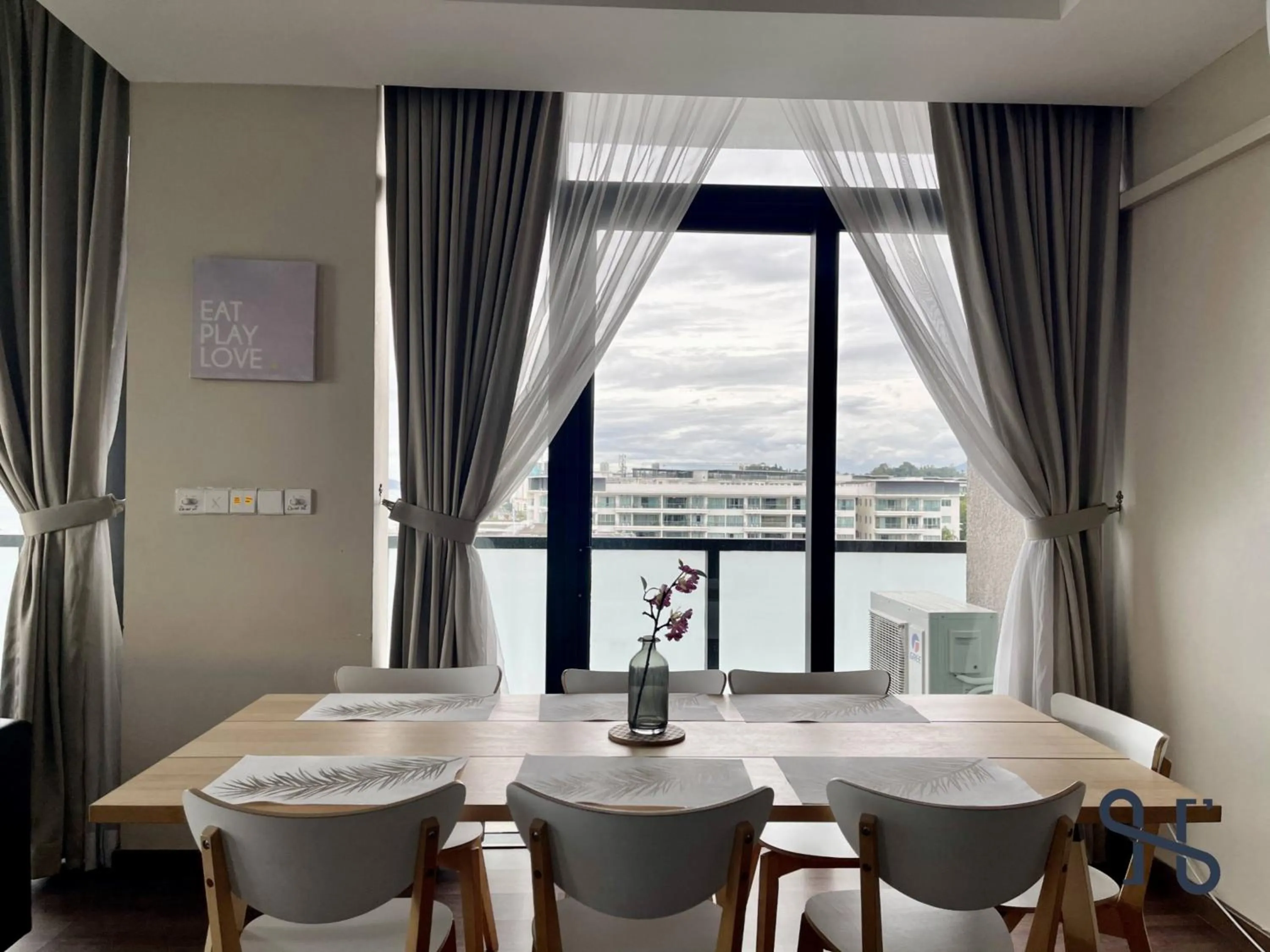 Dining area in Homesuite' Home at Riverson Soho