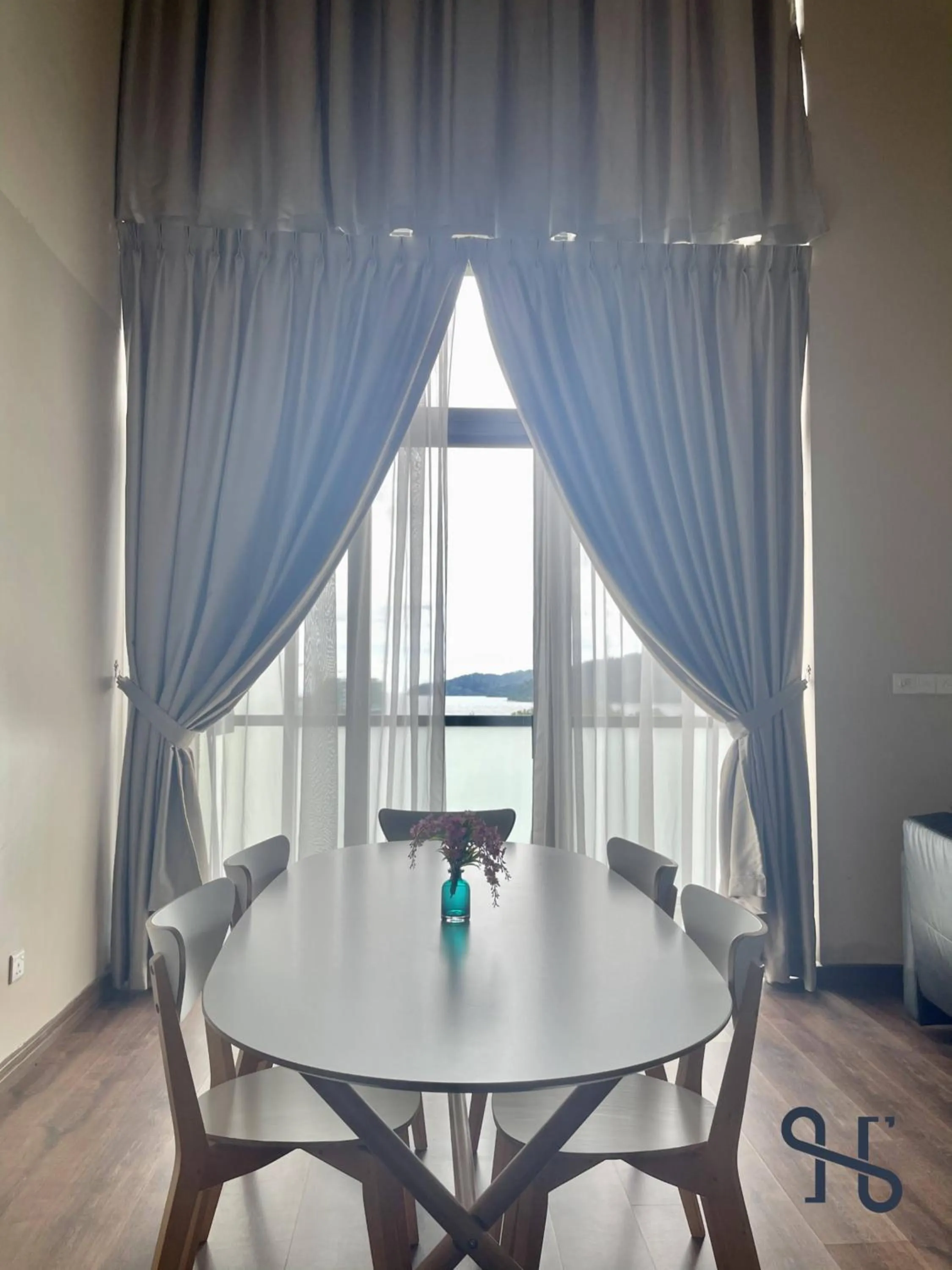 Dining area in Homesuite' Home at Riverson Soho