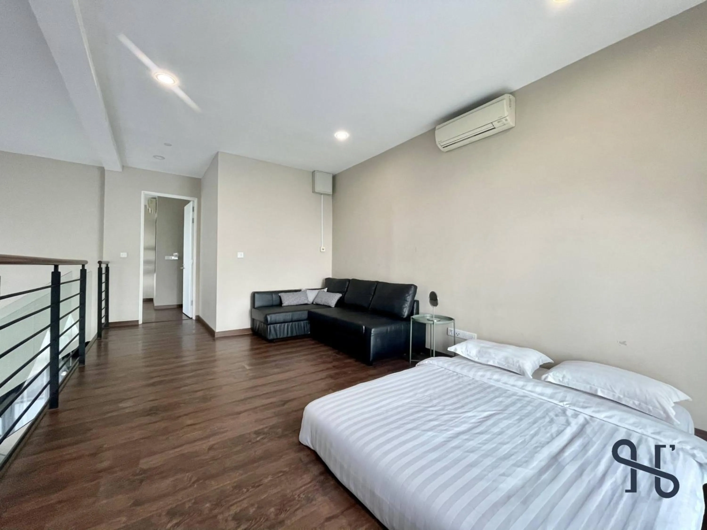 Photo of the whole room, Bed in Homesuite' Home at Riverson Soho