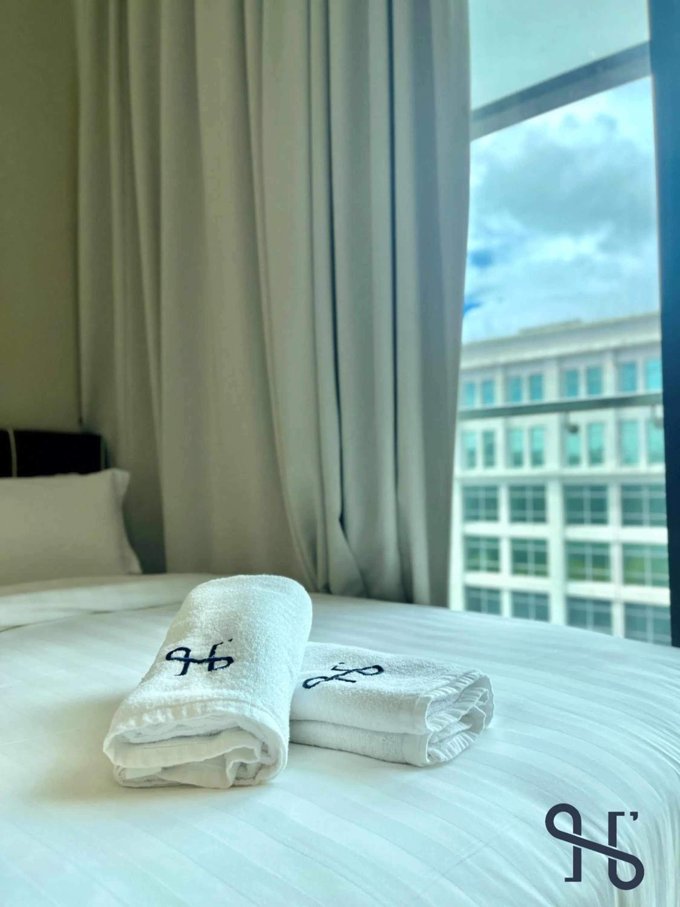 Bed in Homesuite' Home at Riverson Soho