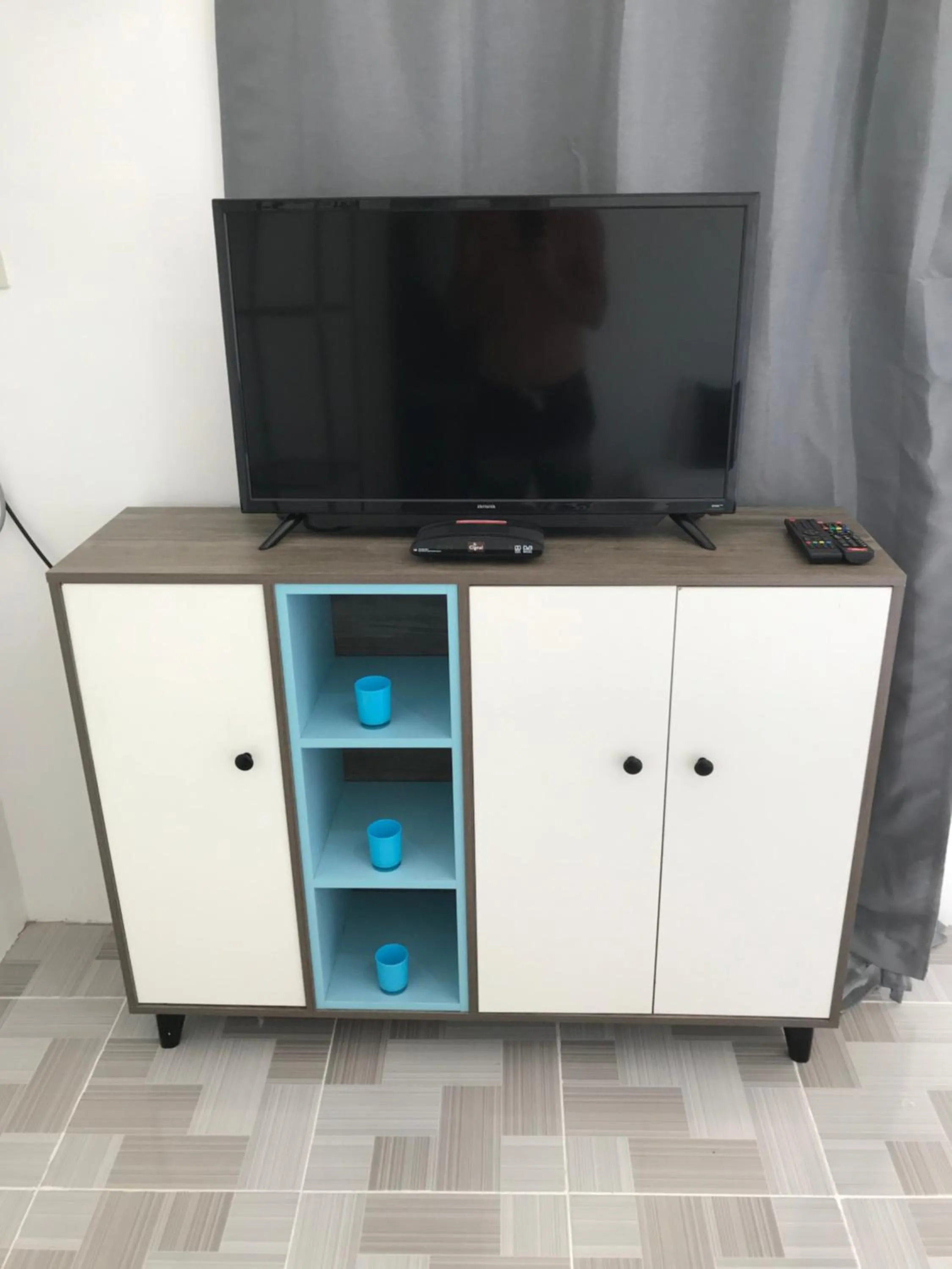TV and multimedia in Paradise Beach Guest House