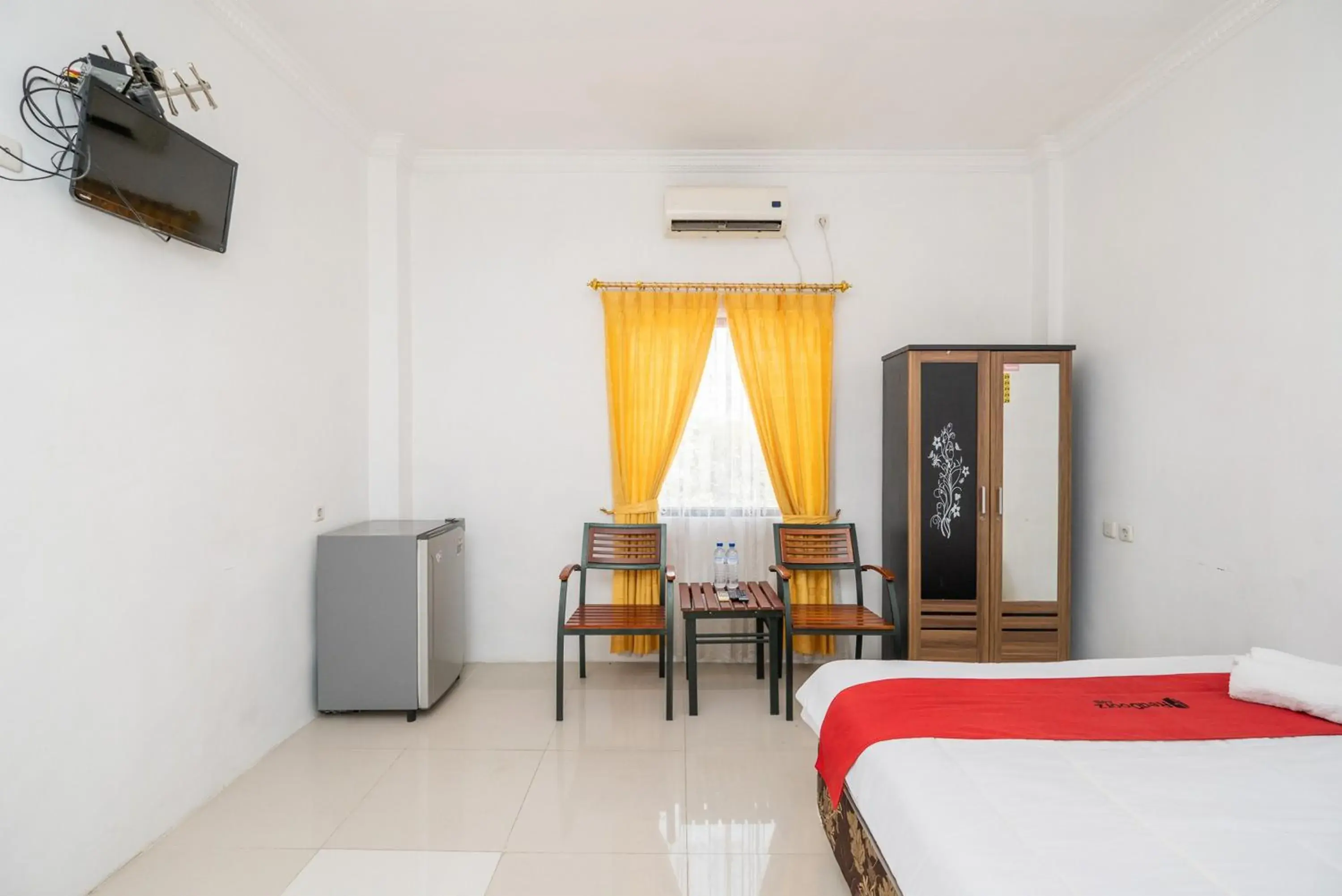 Superior Double Room in RedDoorz at Gunungsari Surabaya 2 Superior Double Room in RedDoorz at Gunungsari Surabaya 2