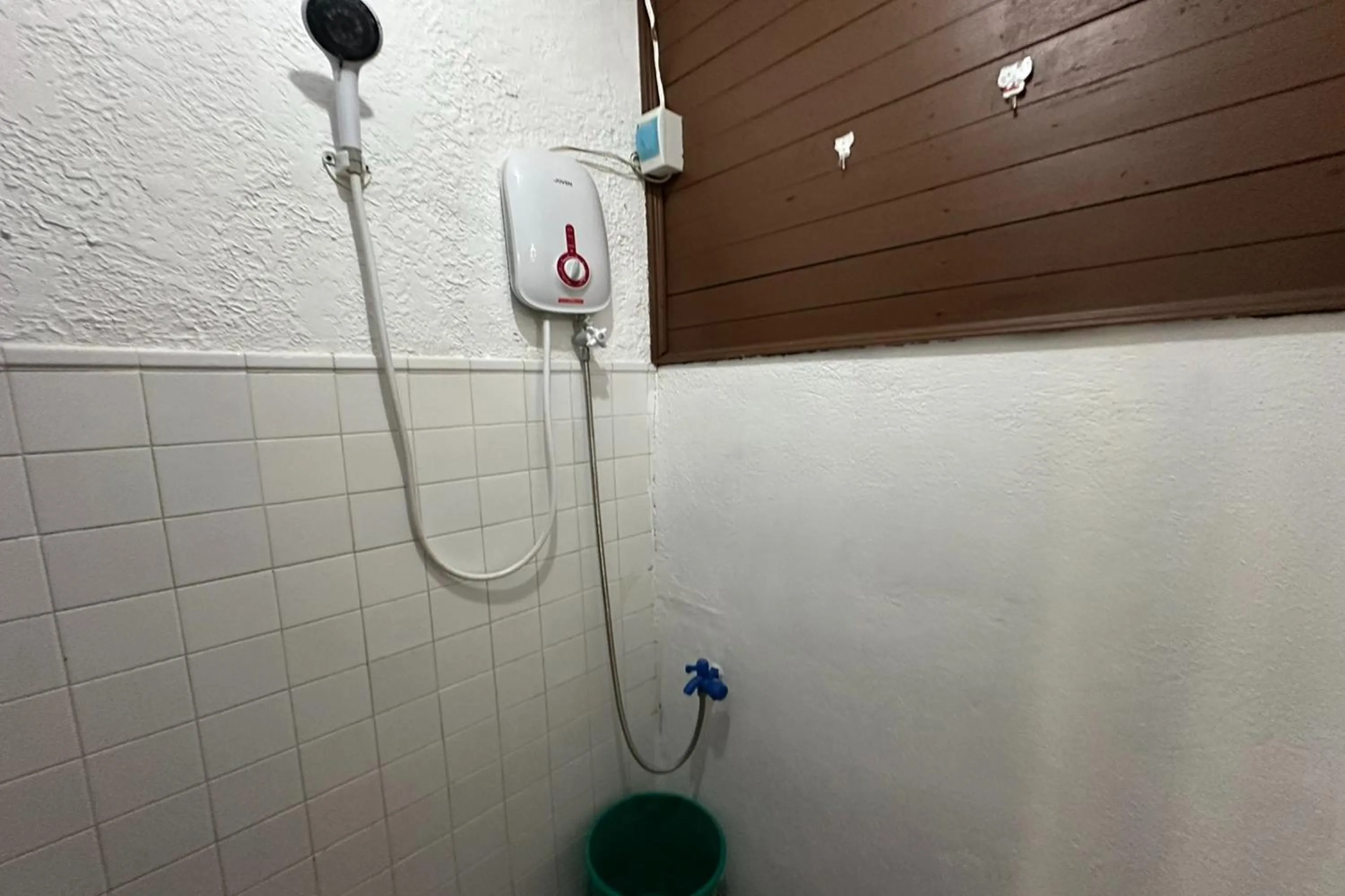 Shower in Hardin De Corales