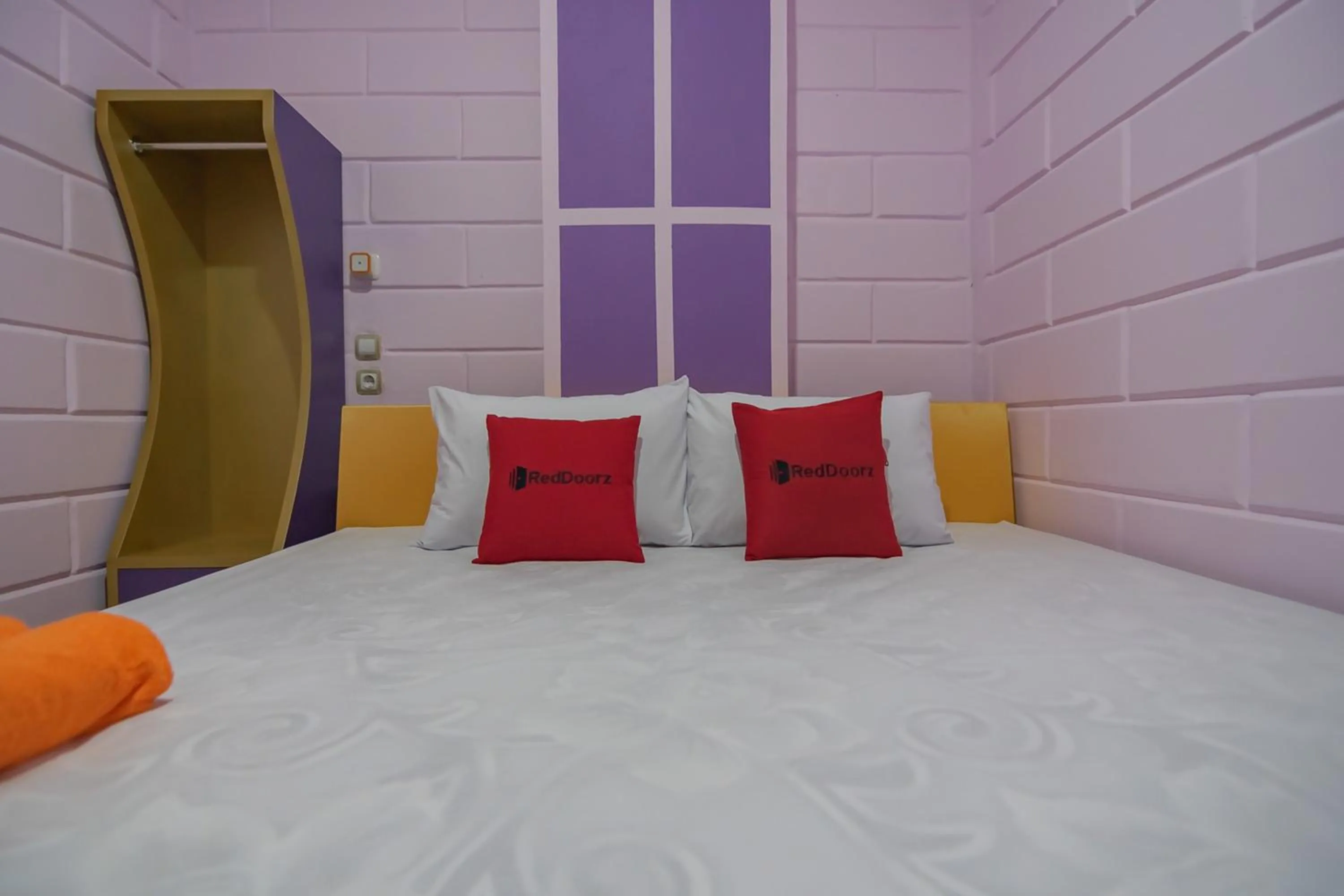 Bed in RedDoorz @ Cipanas Garut