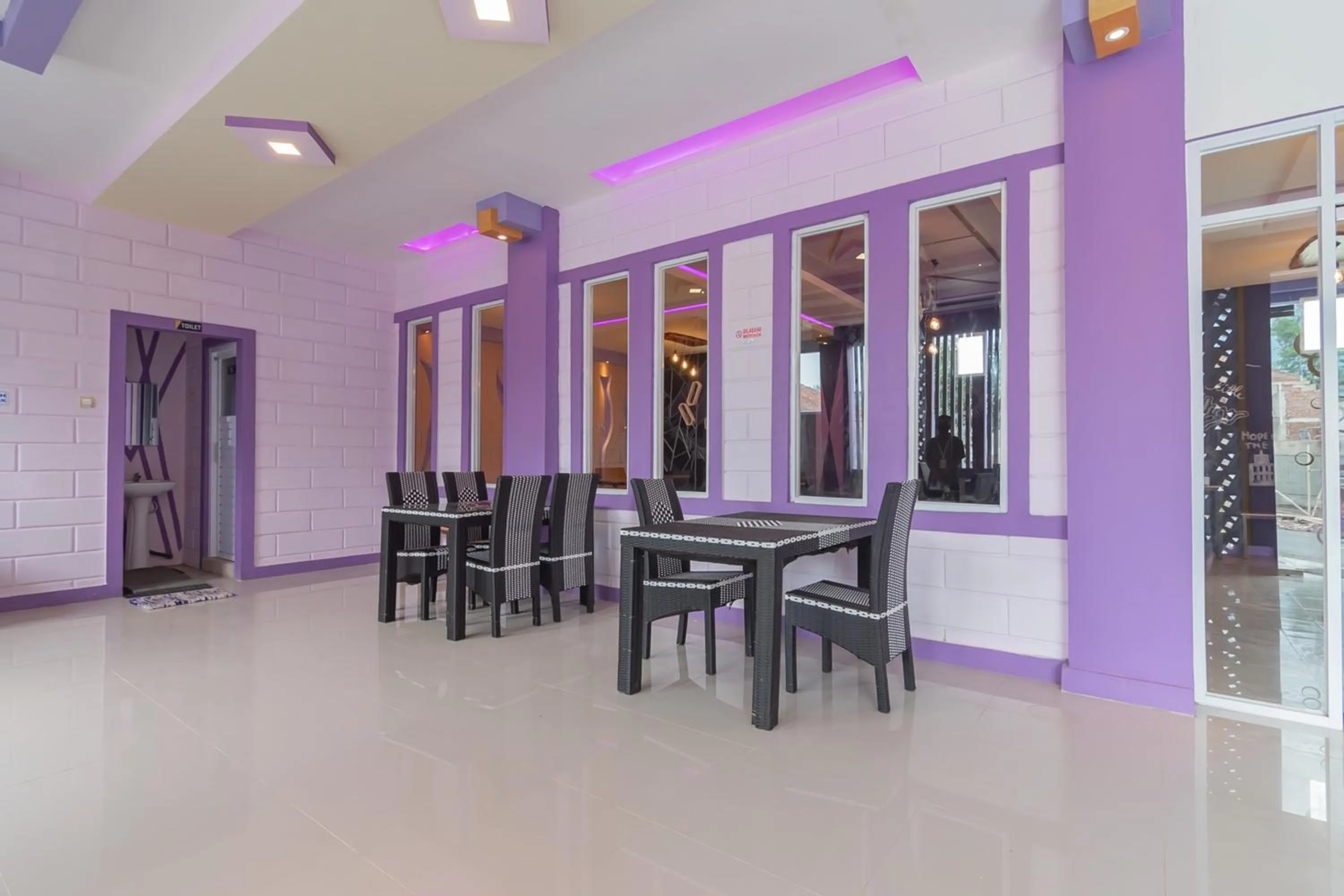 Seating area in RedDoorz @ Cipanas Garut