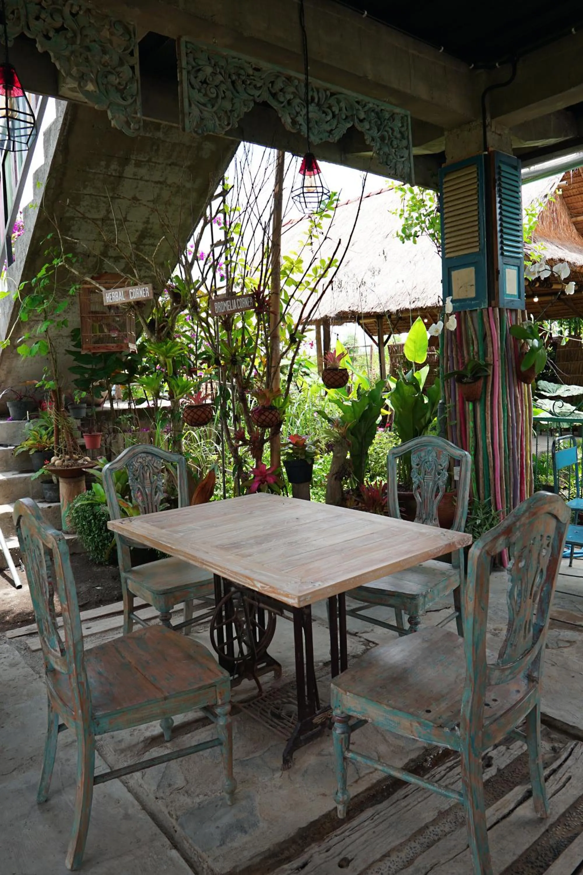 Restaurant/places to eat in Nauna Villa Bali