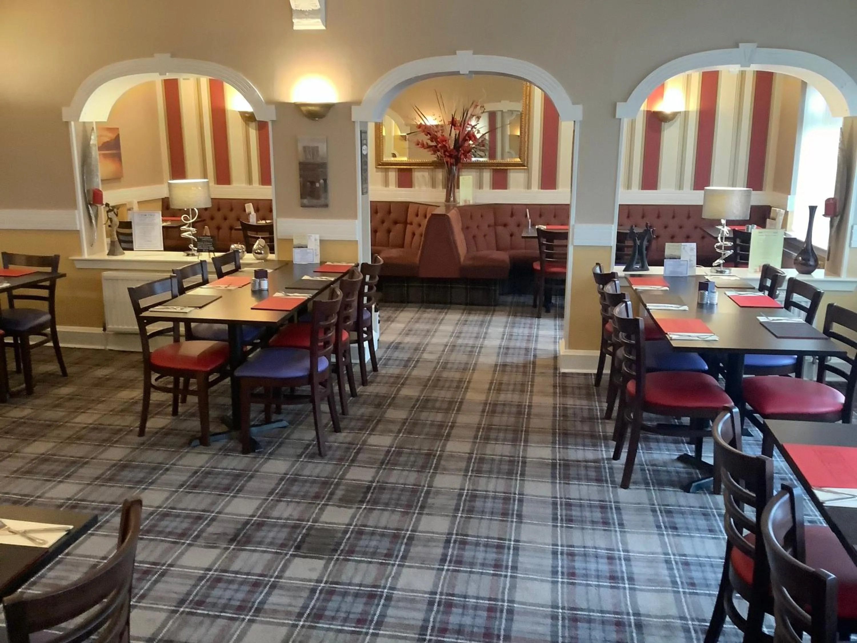 Dining area in Edenbank Hotel