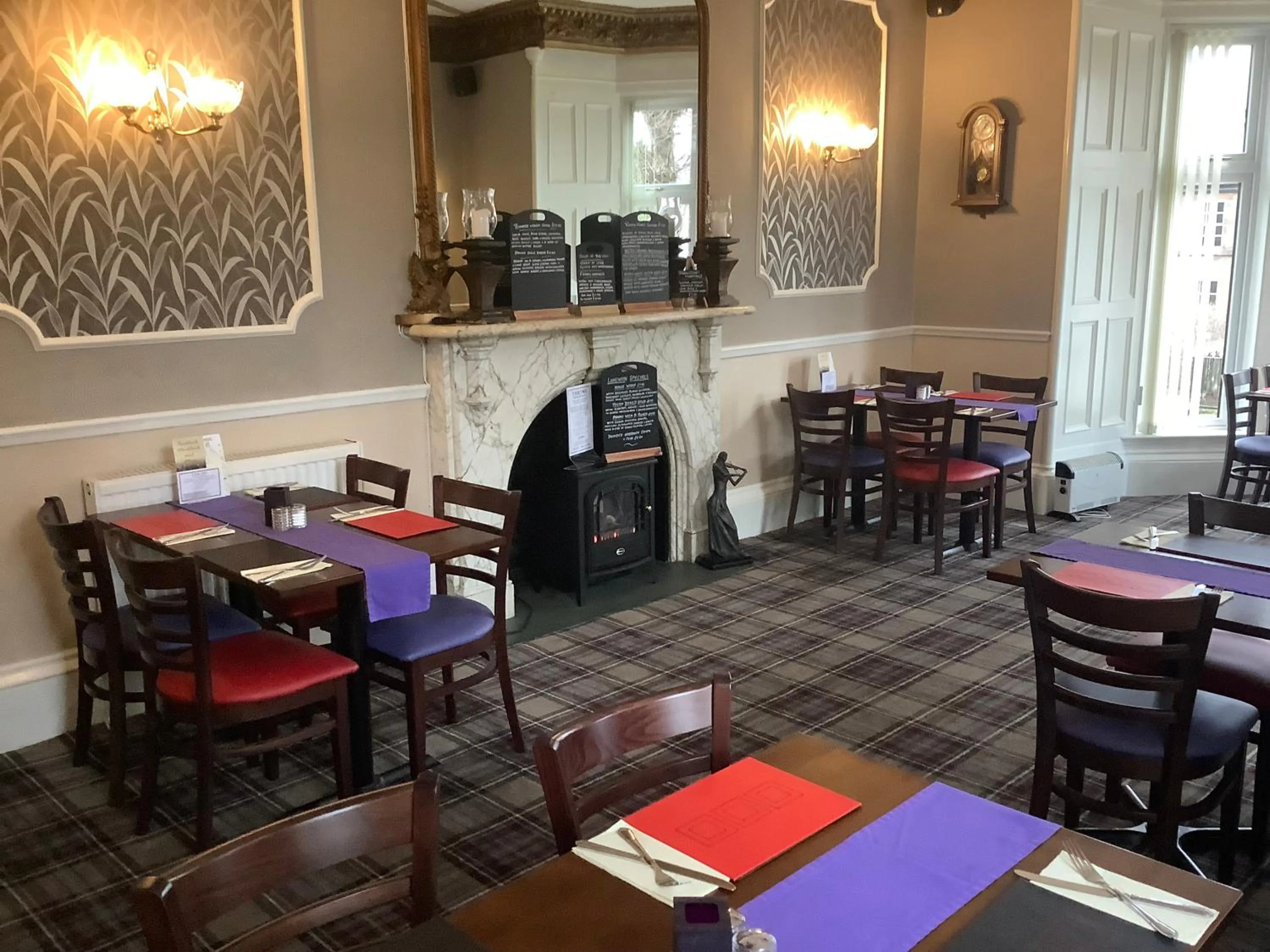 Restaurant/places to eat in Edenbank Hotel