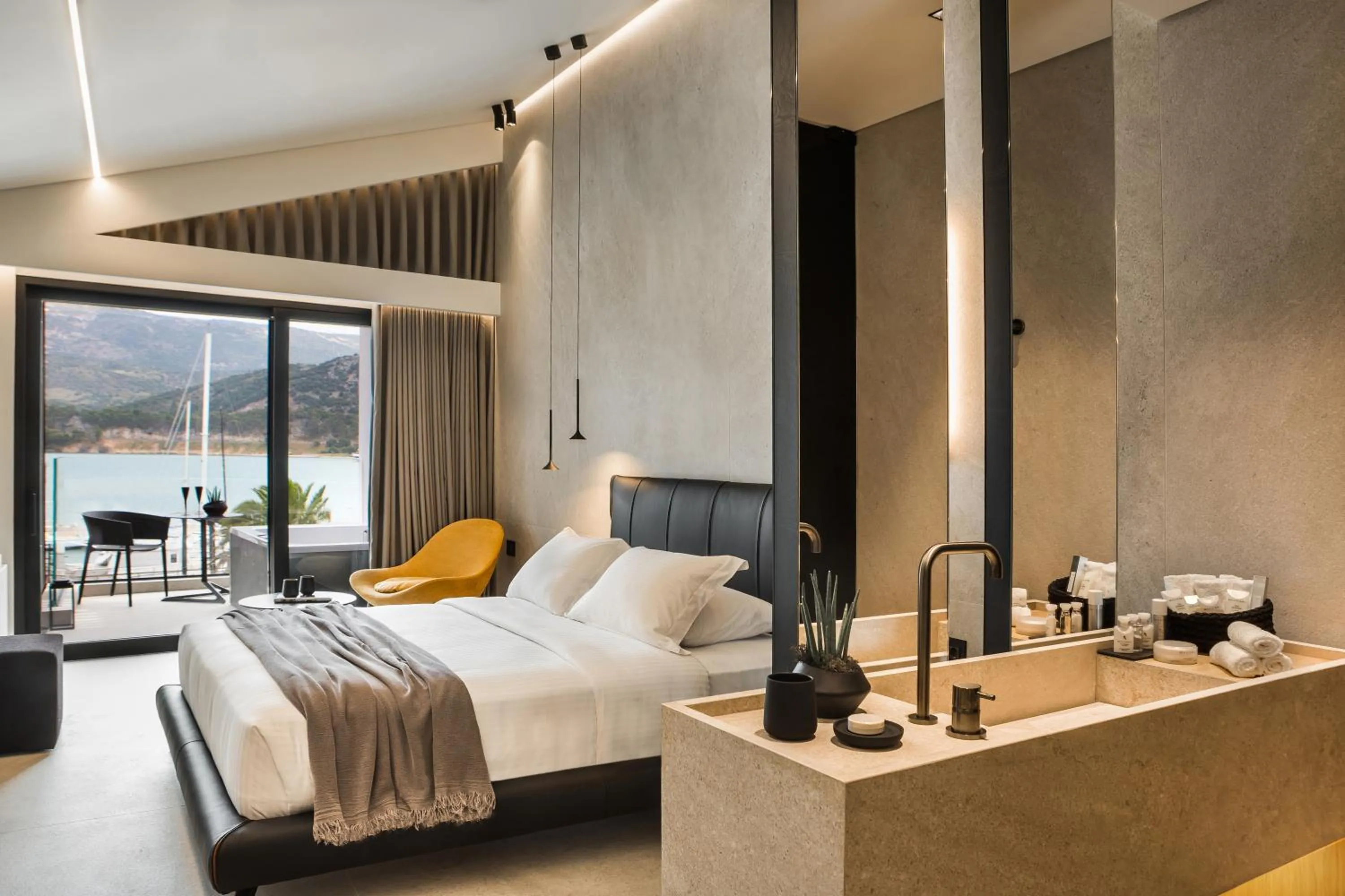 Hot Tub, Bed in Canale Hotel & Suites