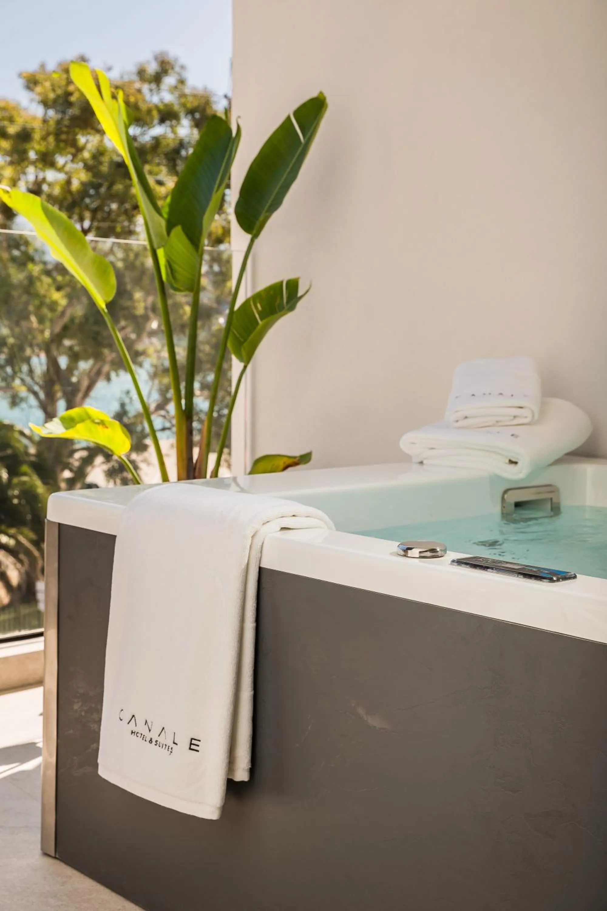 Hot Tub in Canale Hotel & Suites