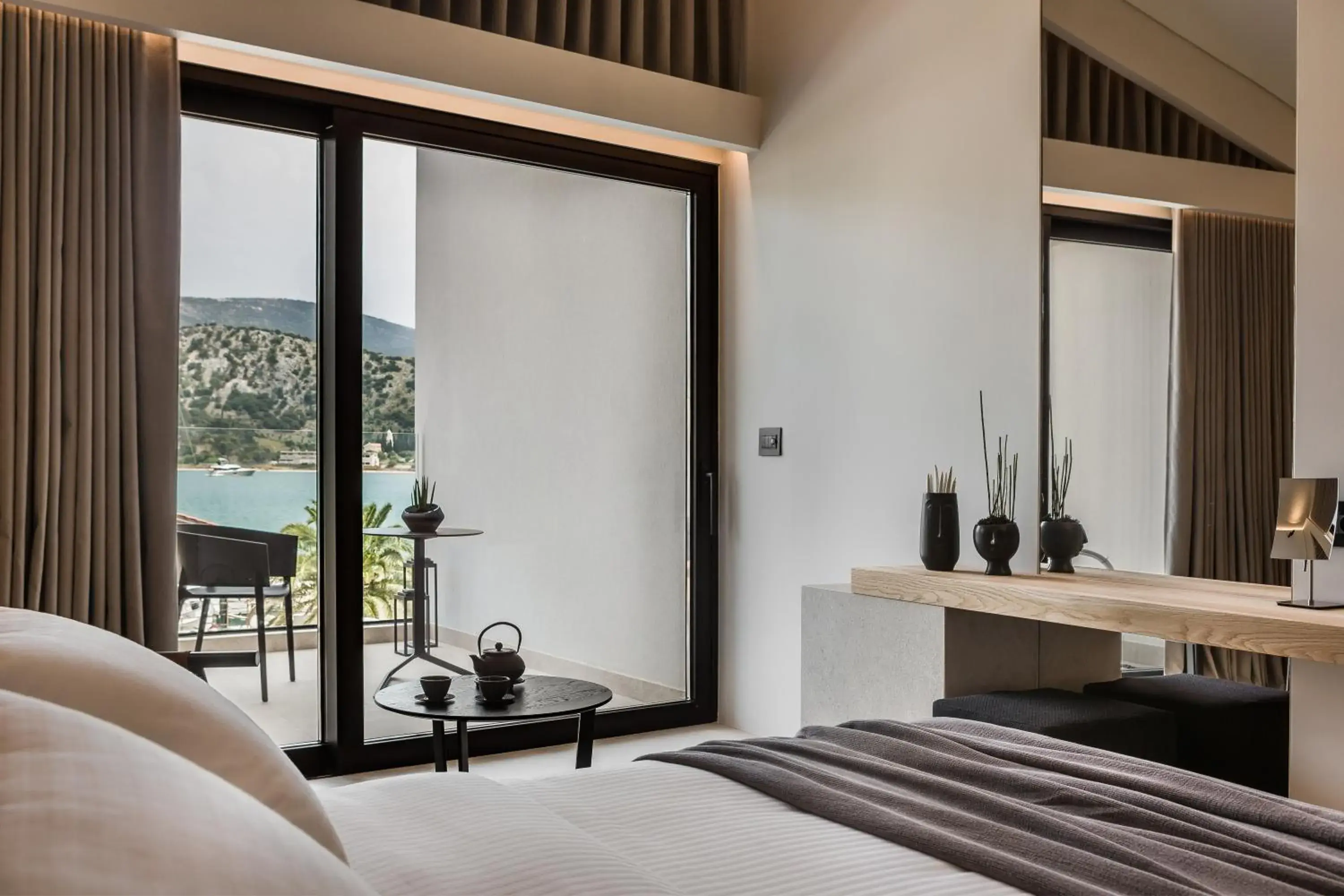 Coffee/tea facilities, Bed in Canale Hotel & Suites Coffee/tea facilities, Bed in Canale Hotel & Suites