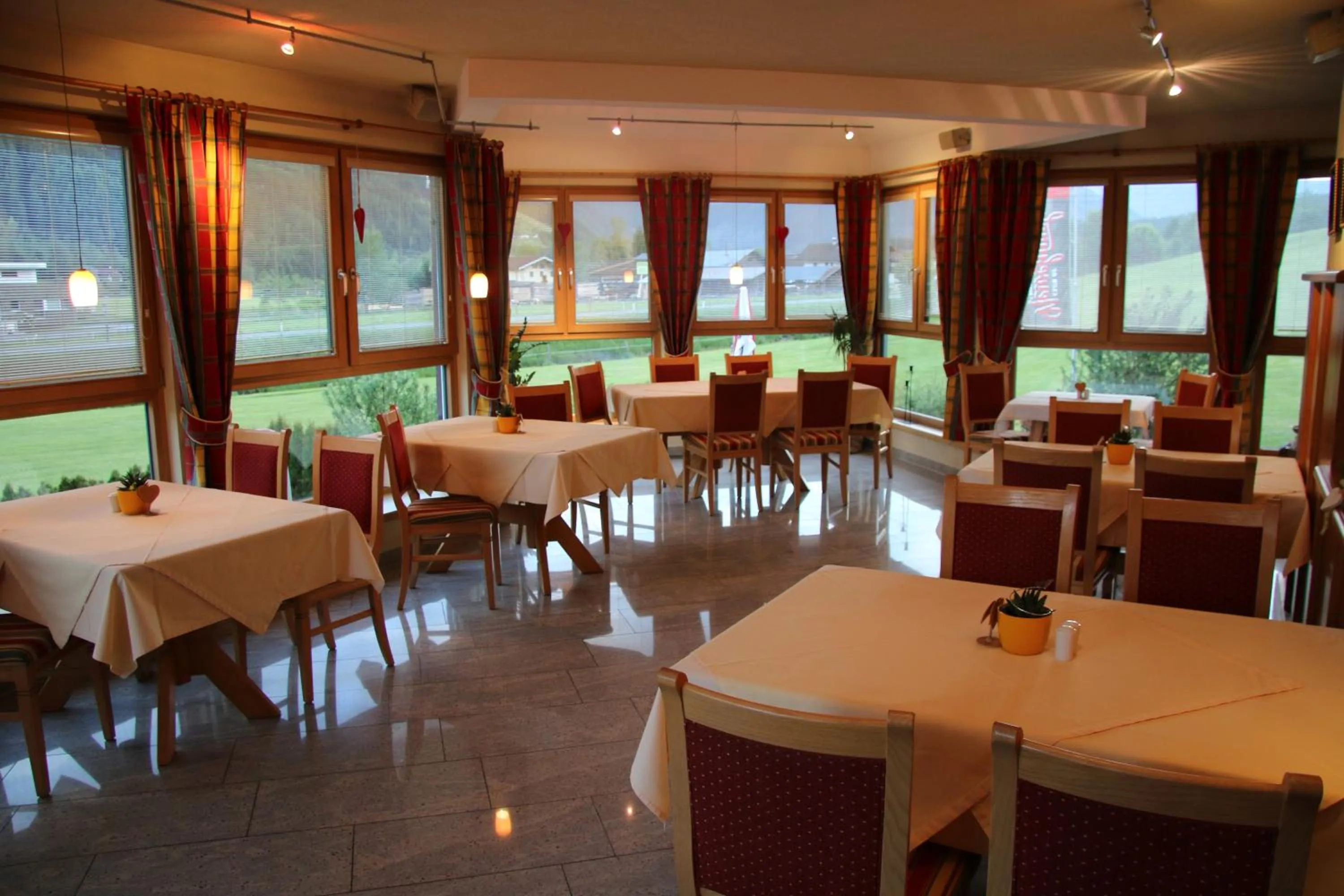 Restaurant/places to eat in Landhaus Rohregger