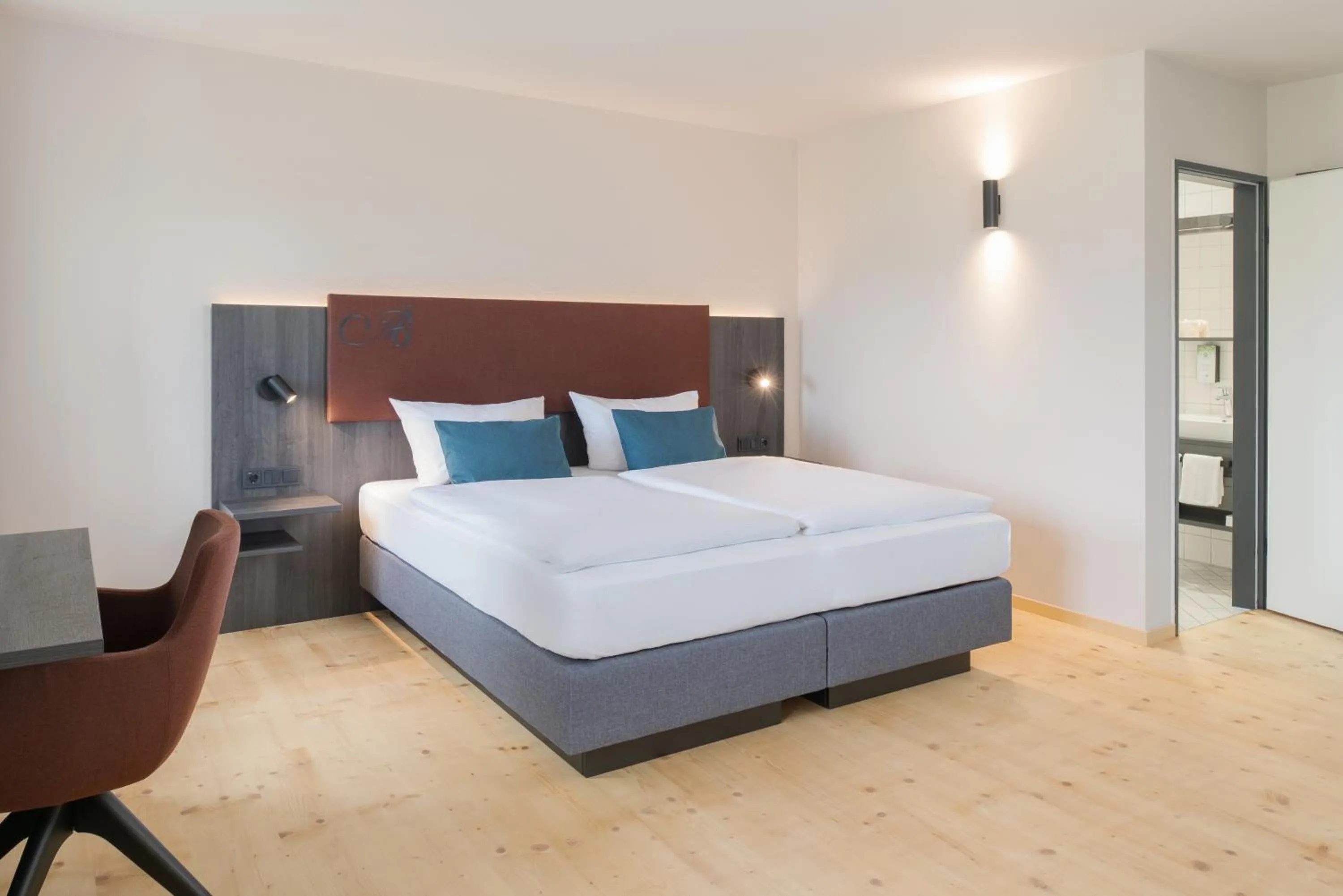 Lake view, Bed in Hotel Aiterbach am Chiemsee