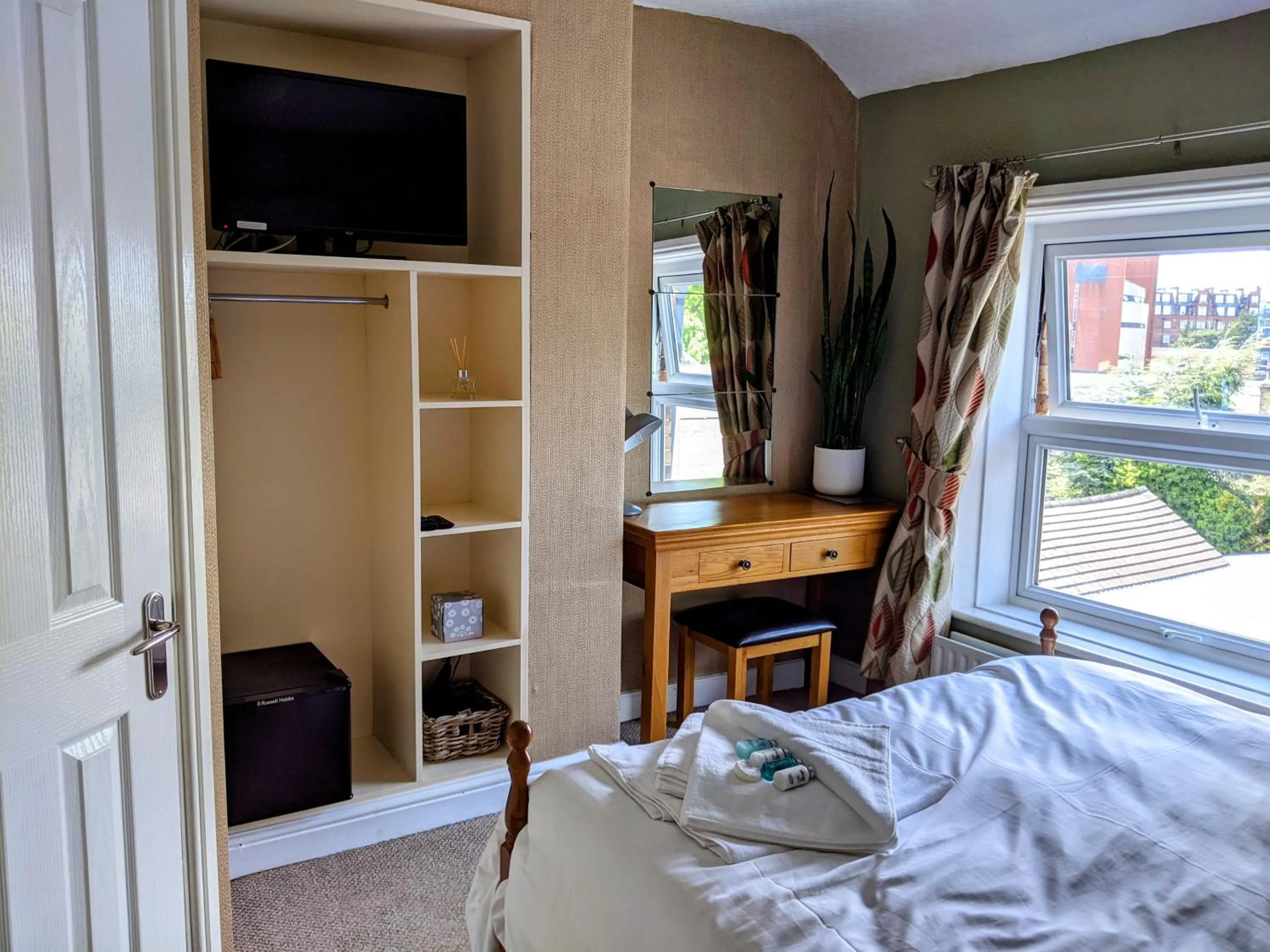 Photo of the whole room, Bed in The Franklin