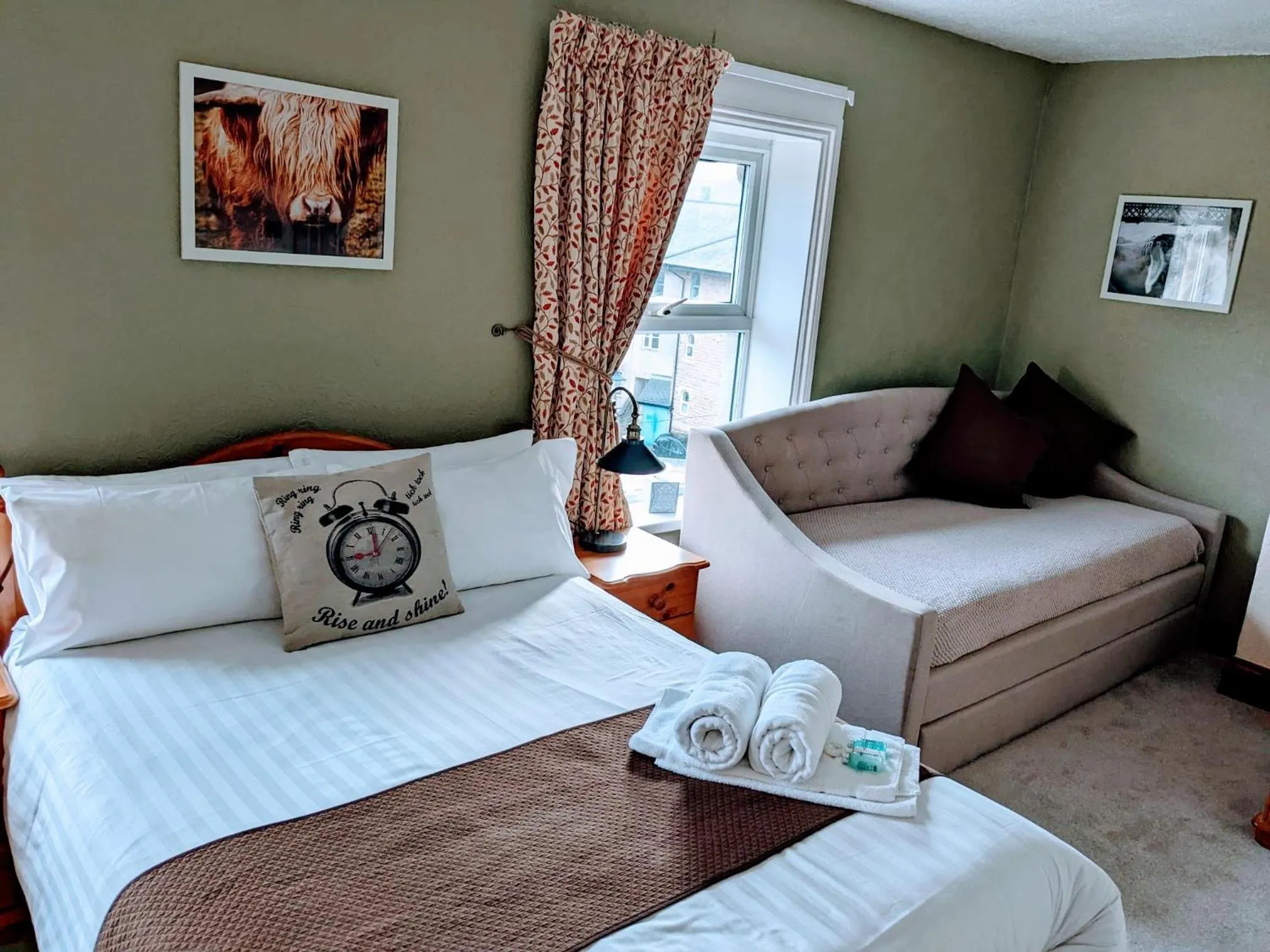 Seating area, Bed in The Franklin