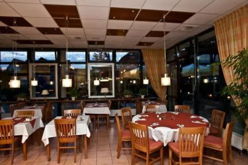 Restaurant/places to eat in Hotel Manu