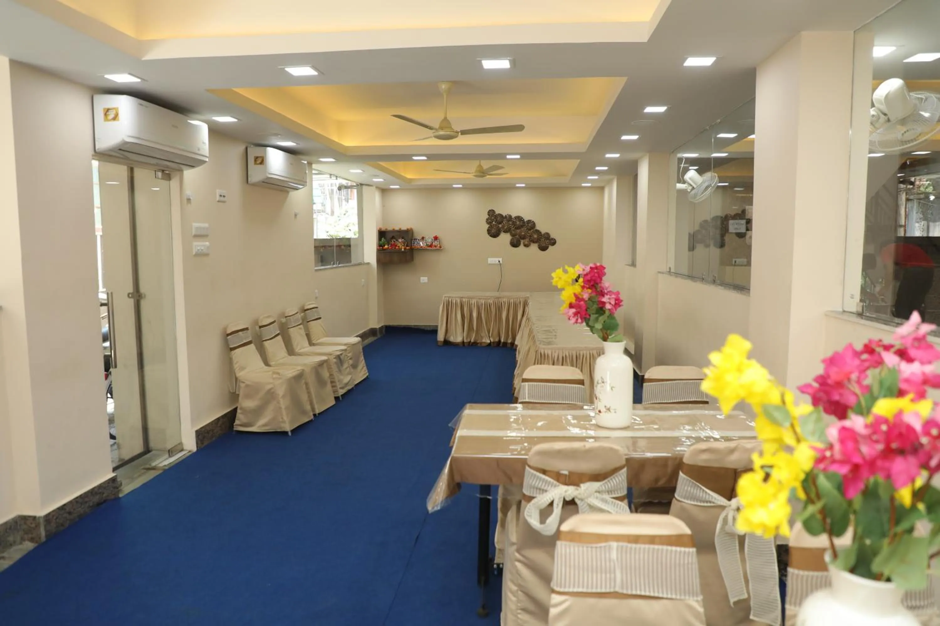 Restaurant/places to eat in Hotel Bandhan Residency