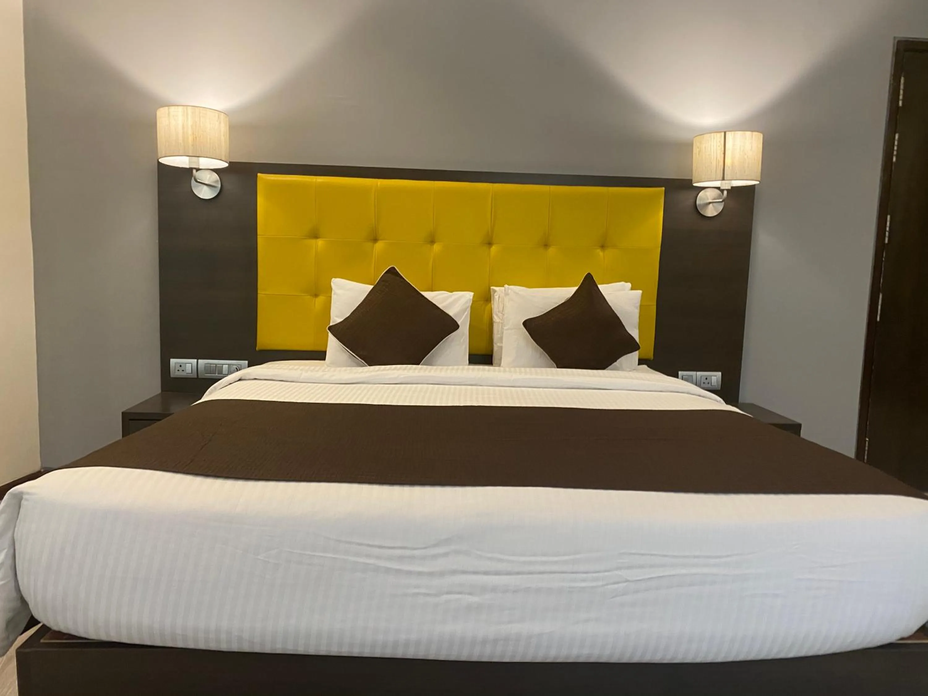 Bed in Hotel Mumbai House Airoli, Navi Mumbai