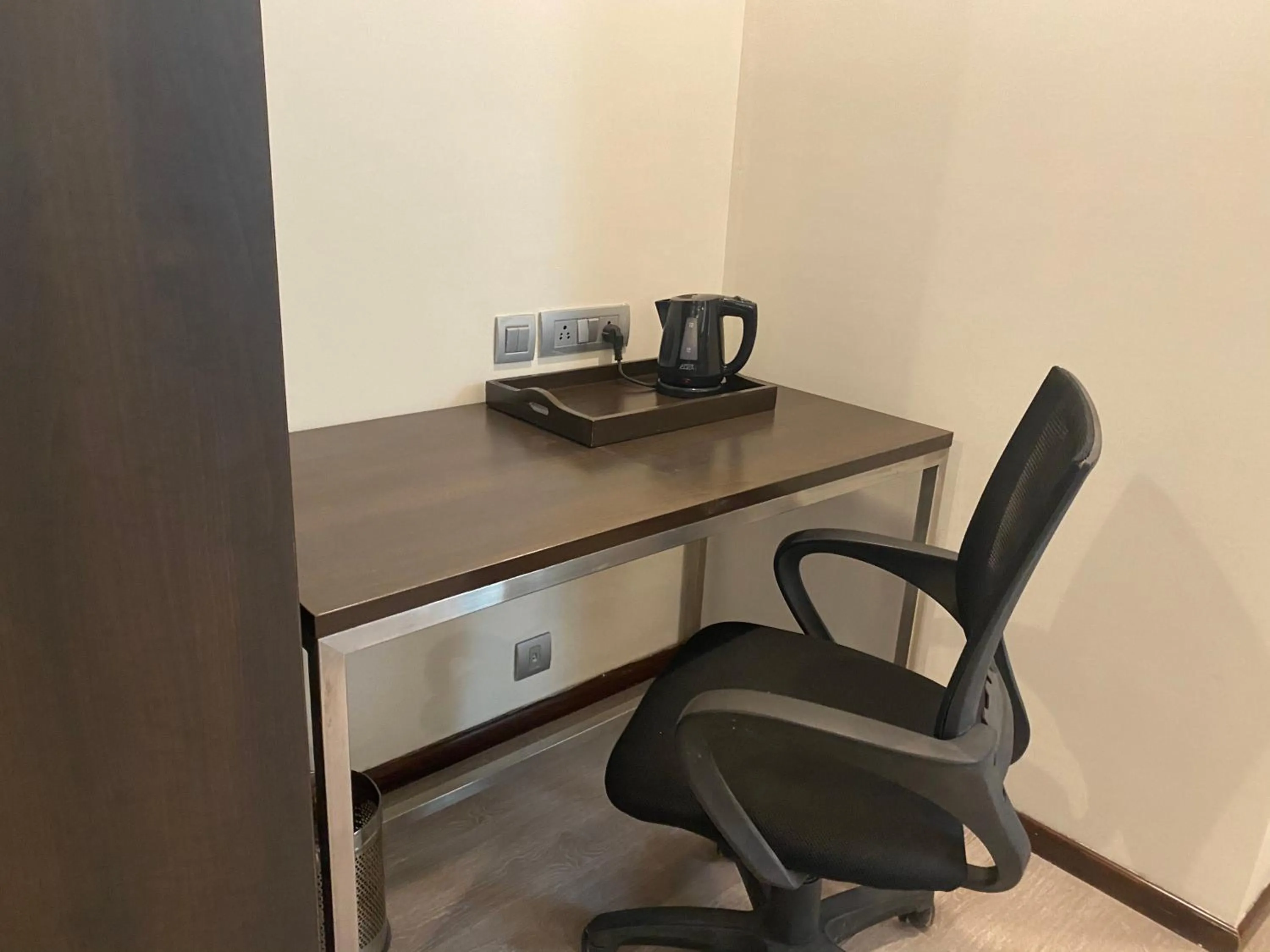 Coffee/tea facilities in Hotel Mumbai House Airoli, Navi Mumbai