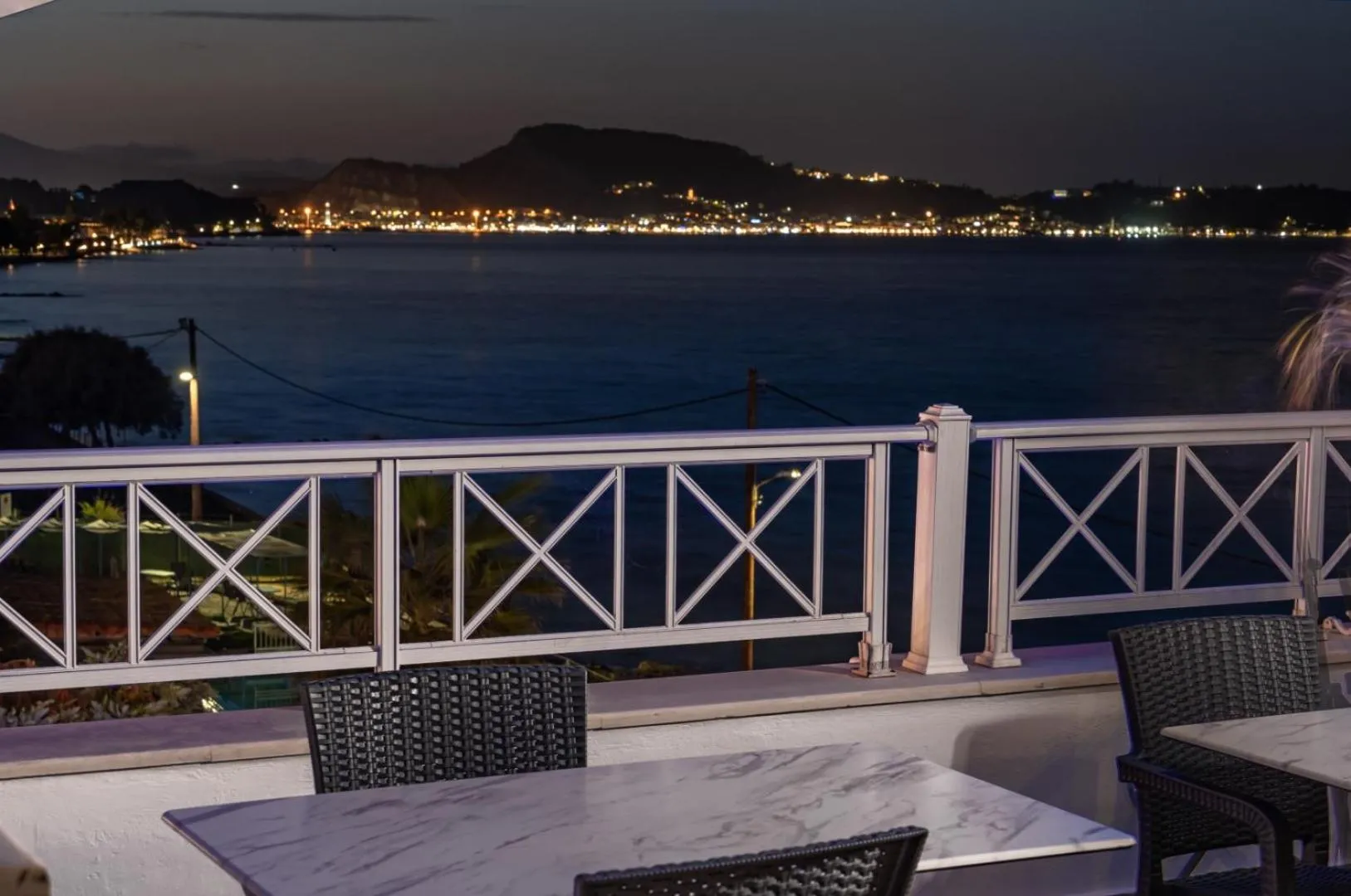 Night in Nefeli Beach - living by the sea