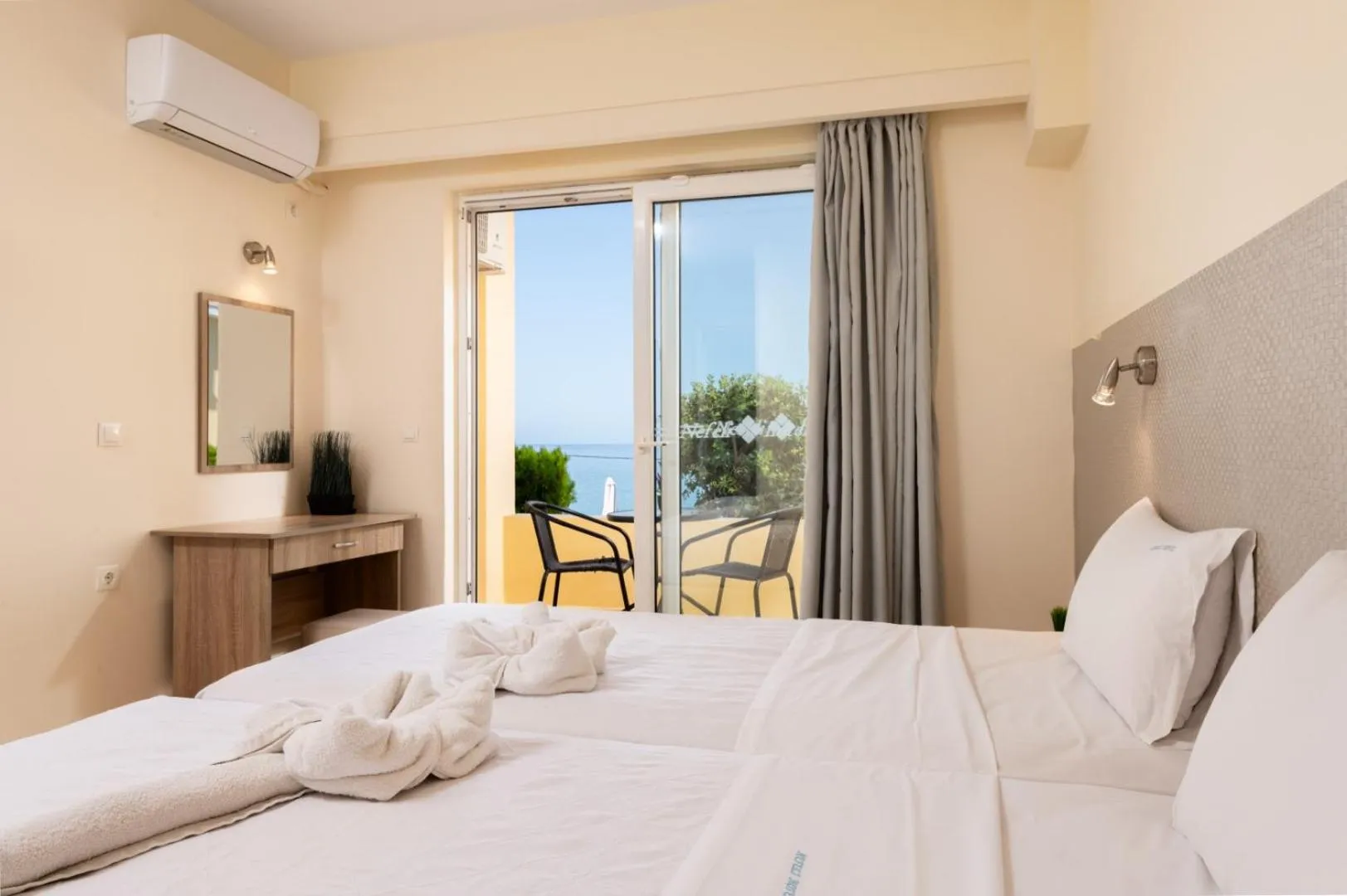 Bed in Nefeli Beach - living by the sea