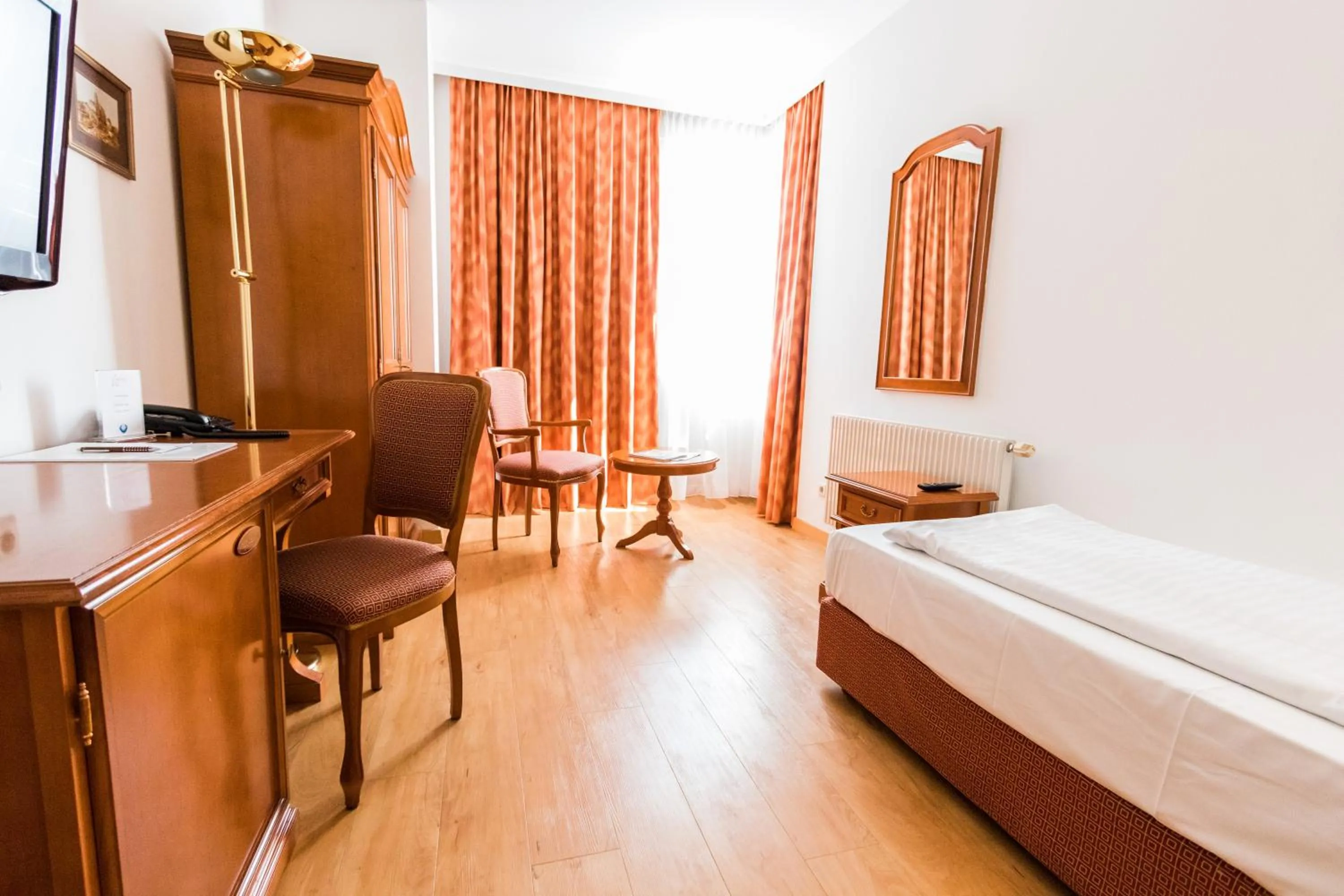 Photo of the whole room, Bed in Familie Hopfeld - Hotel Dreikönigshof