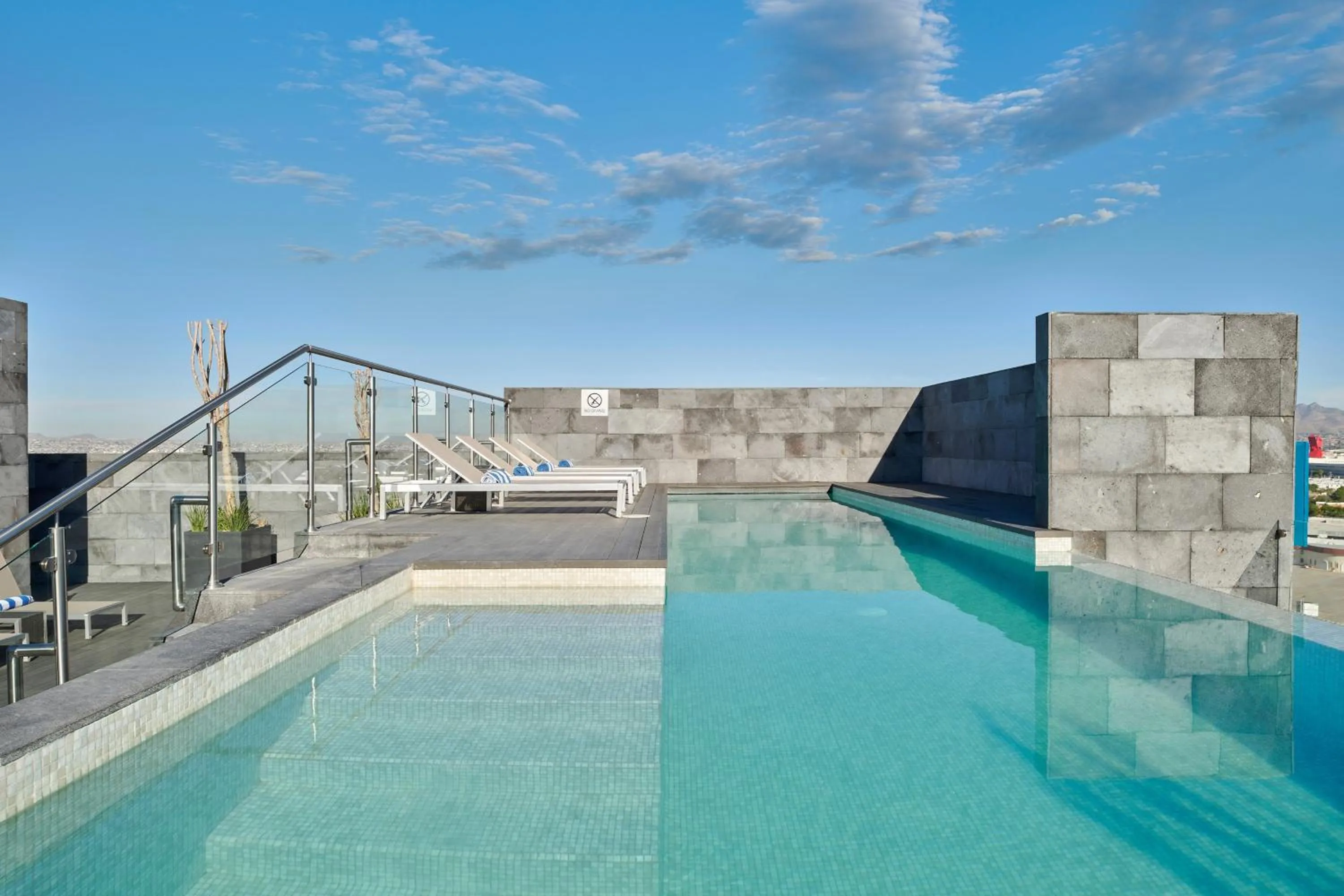 Swimming pool in Four Points by Sheraton Ciudad Juarez