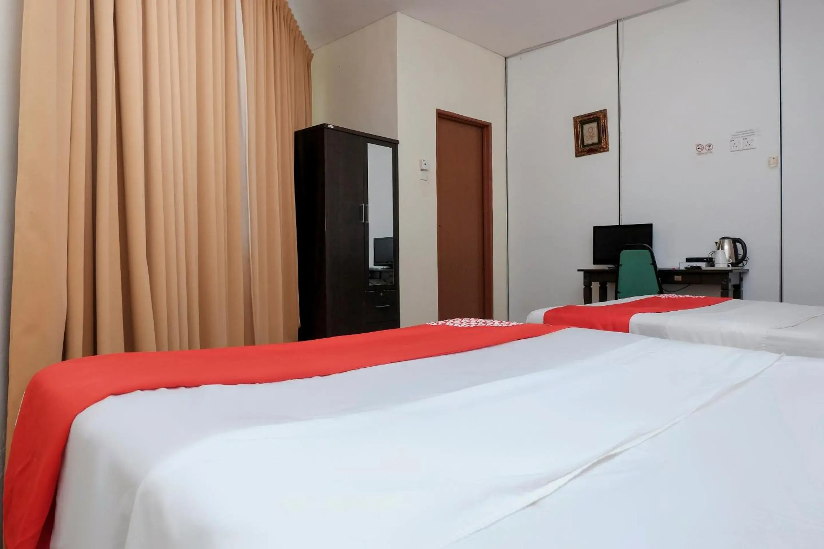 Bedroom, Bed in OYO 90180 Gemilang Hotel Kerteh Bedroom, Bed in OYO 90180 Gemilang Hotel Kerteh