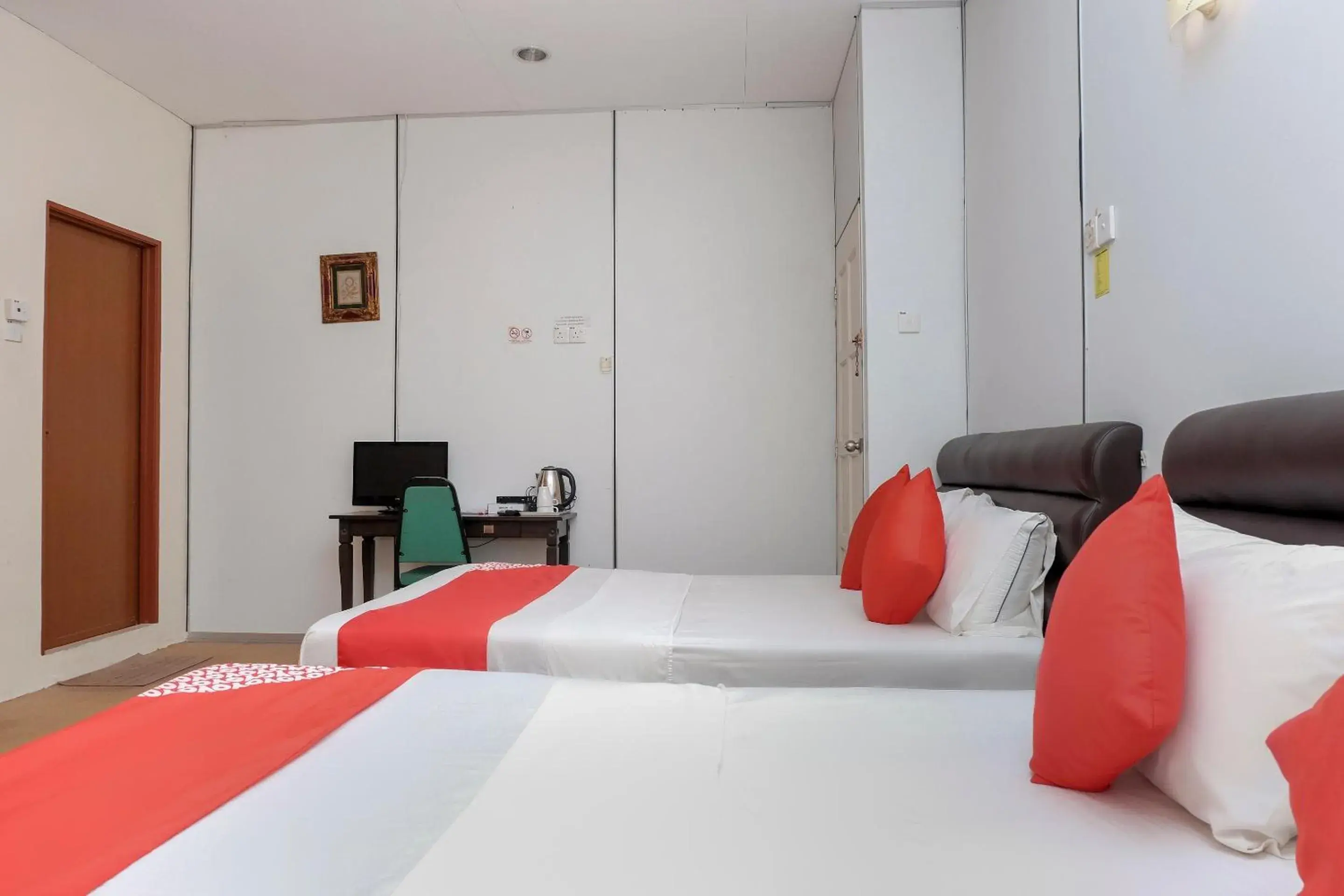 Bedroom, Bed in OYO 90180 Gemilang Hotel Kerteh Bedroom, Bed in OYO 90180 Gemilang Hotel Kerteh