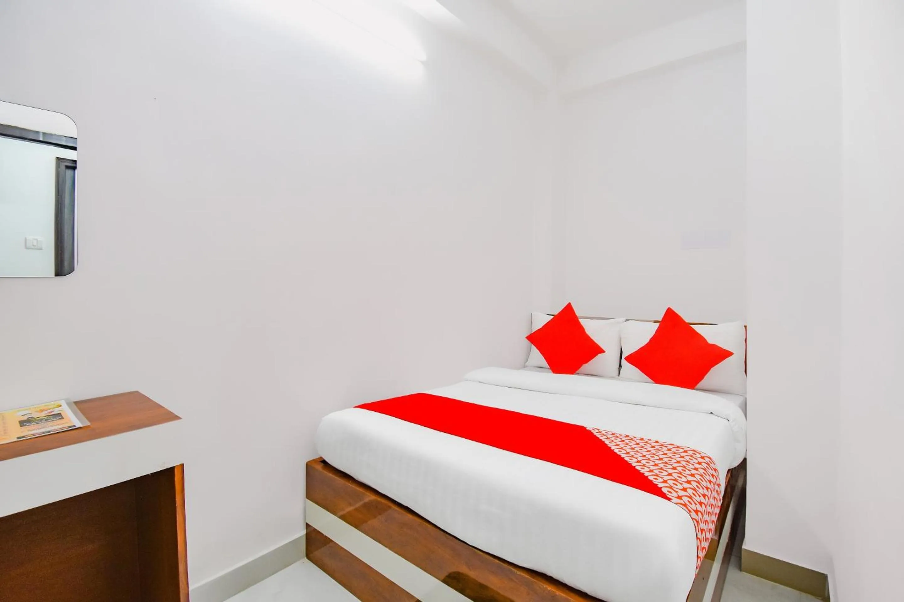 Bedroom, Bed in Super Hotel O Royal Palace